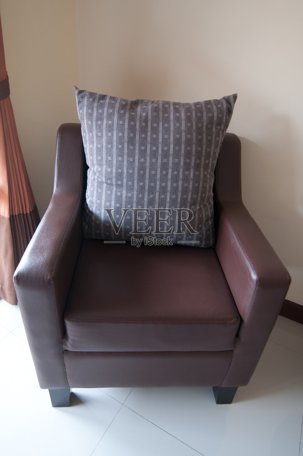 家里皮扶手椅上的枕头照片摄影图片