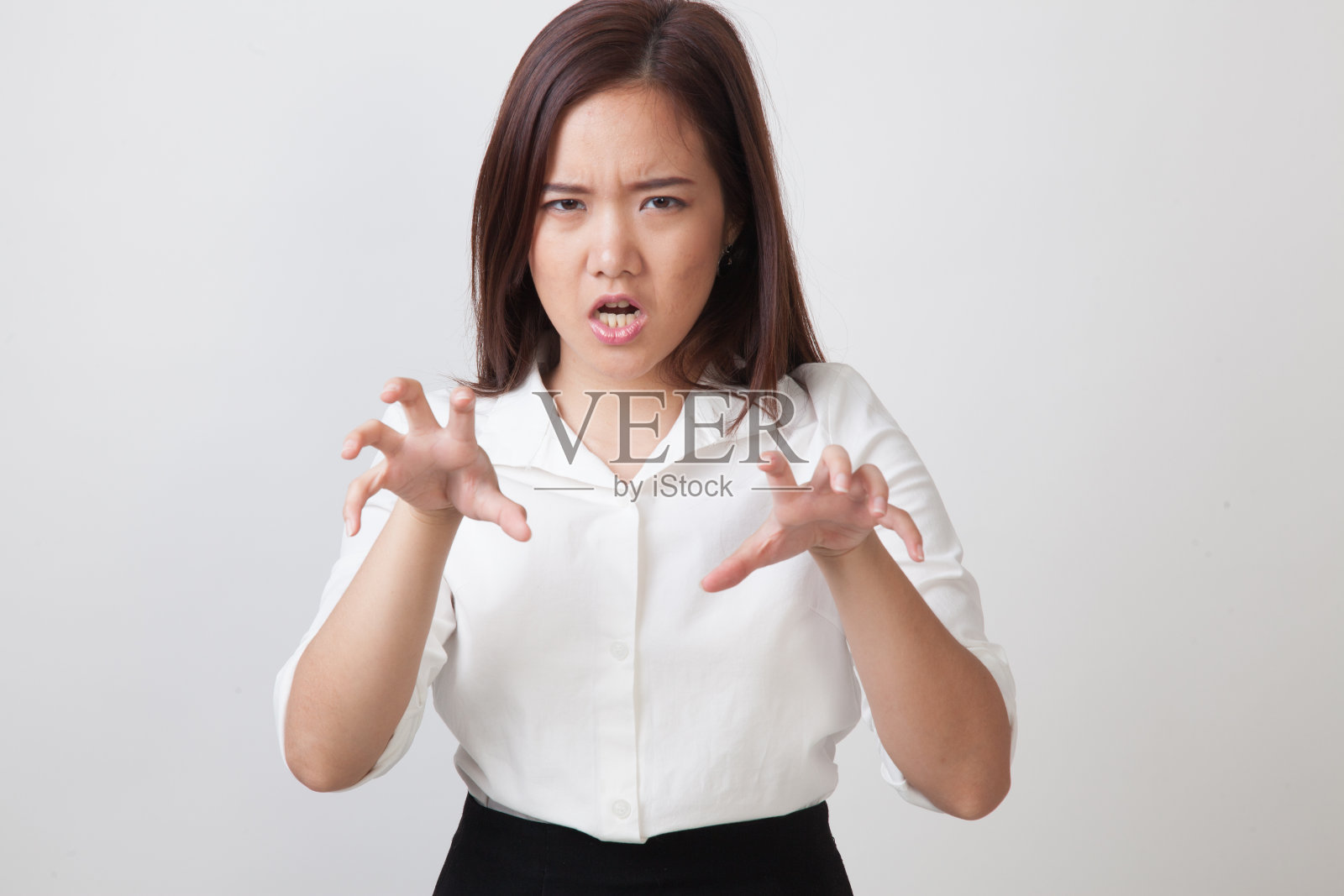 年轻的亚洲女人做着诡异的手势。照片摄影图片