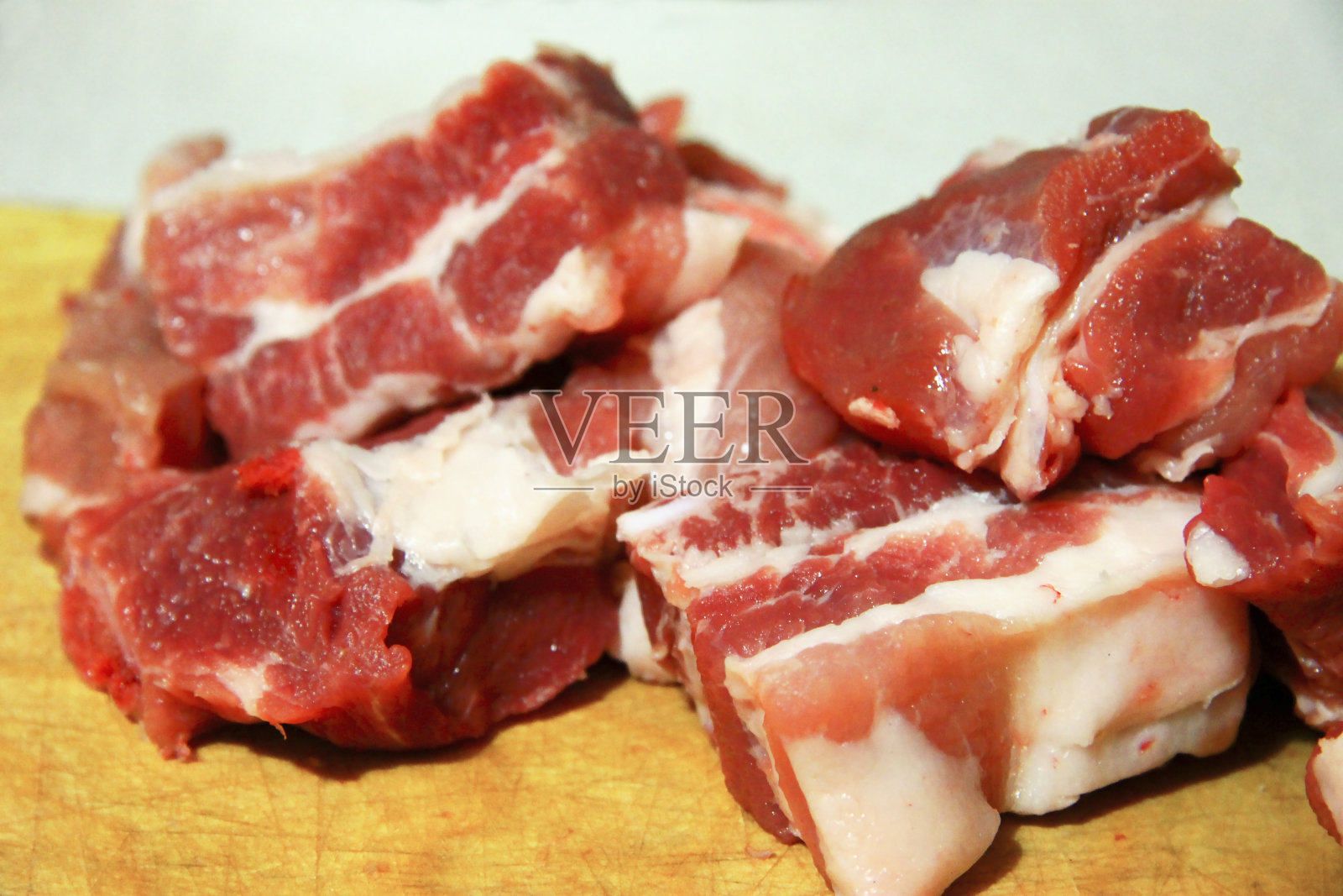 木桌上放着新鲜的猪肉照片摄影图片