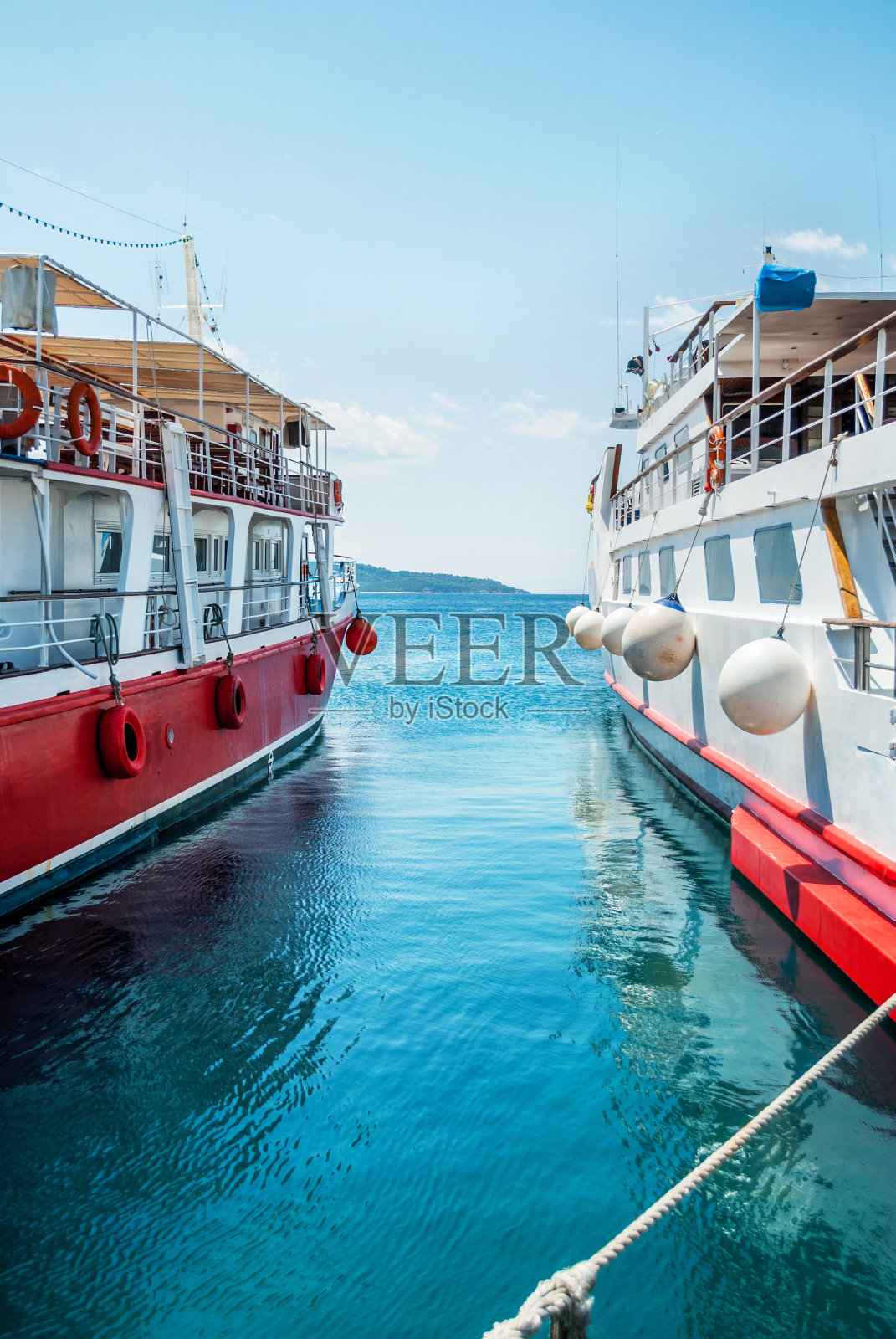 蓝色的大海和游艇照片摄影图片