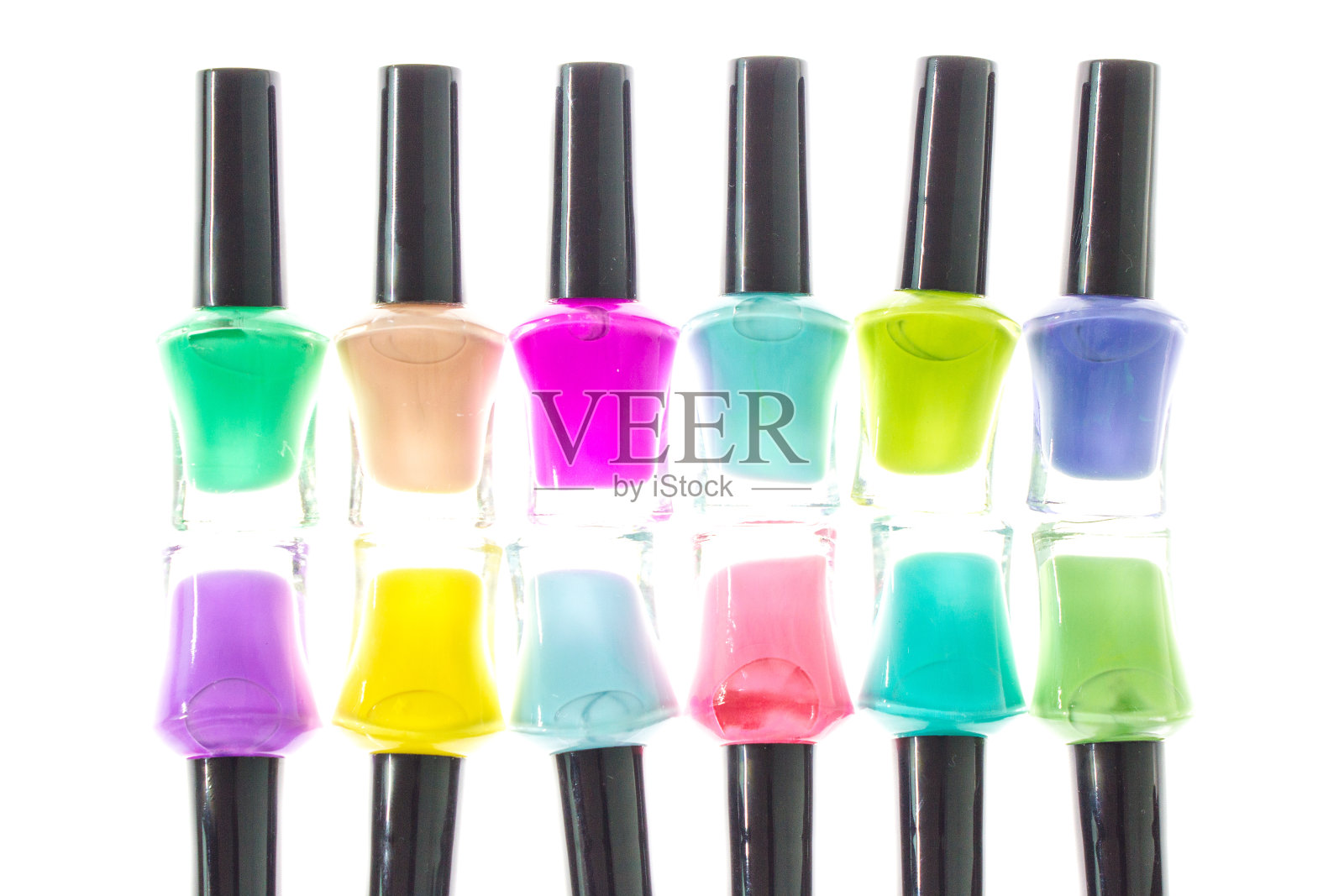 一组明亮的指甲油孤立在白色上照片摄影图片