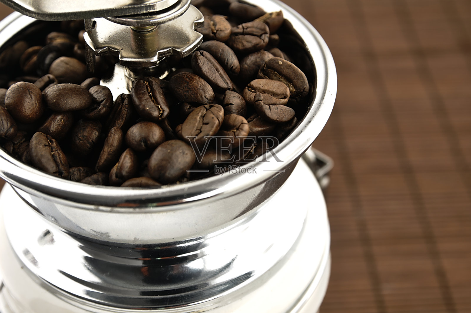 咖啡研磨机在桌子上。照片摄影图片