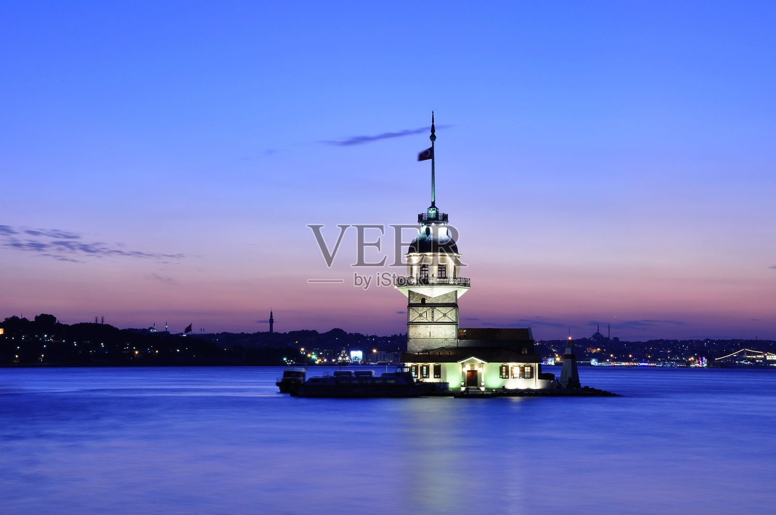 日落东方的伊斯坦布尔少女塔。远处有蓝色清真寺(Blue Mosque)、圣索菲亚大教堂(Hagia Sophia)和托普卡皮宫(Topkapi Palace)等地标照片摄影图片