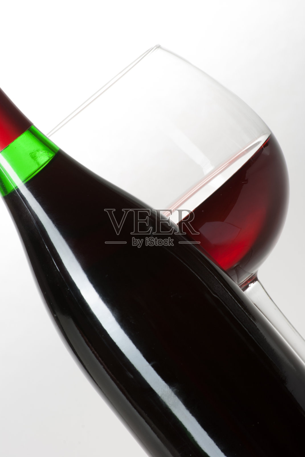 酒瓶和玻璃杯照片摄影图片