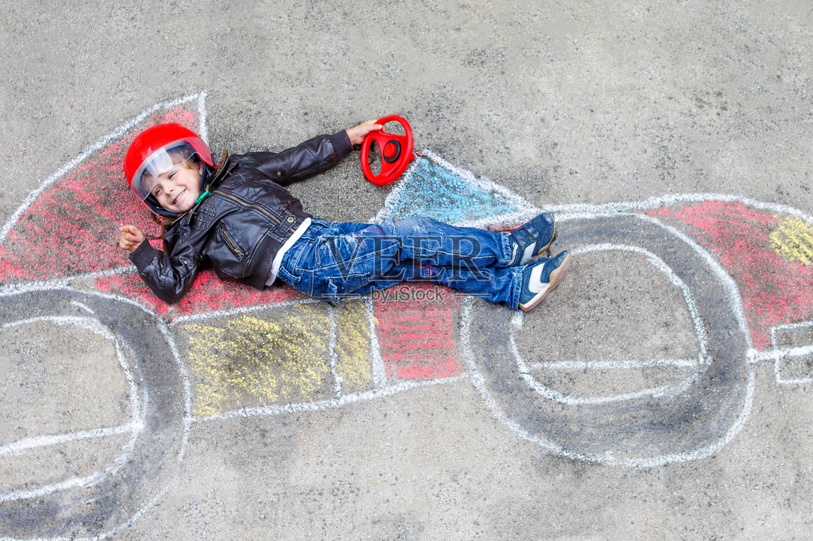 小男孩喜欢用粉笔画赛车照片摄影图片