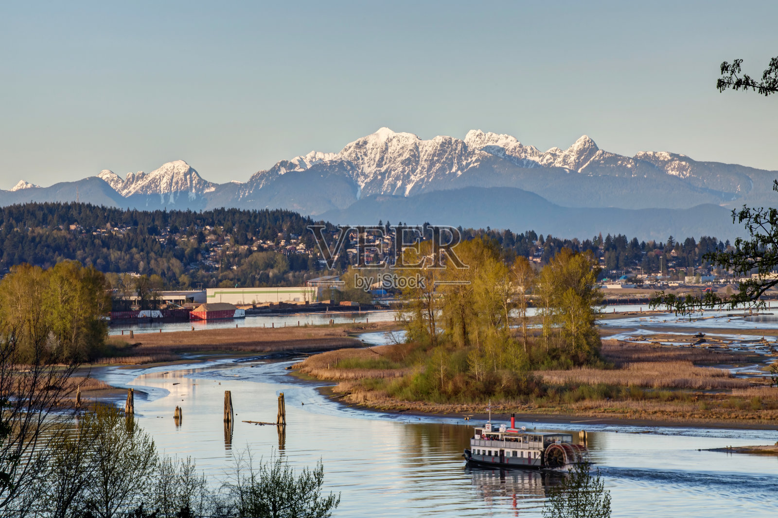 春天日落时的河景照片摄影图片