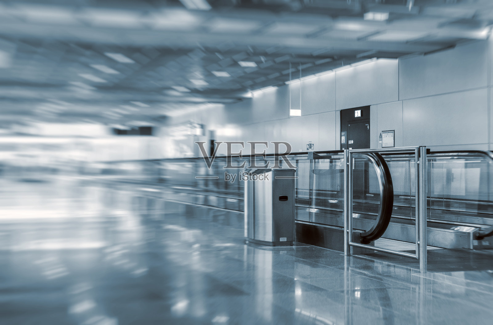 机场内部设有自动扶梯。动态模糊。照片摄影图片