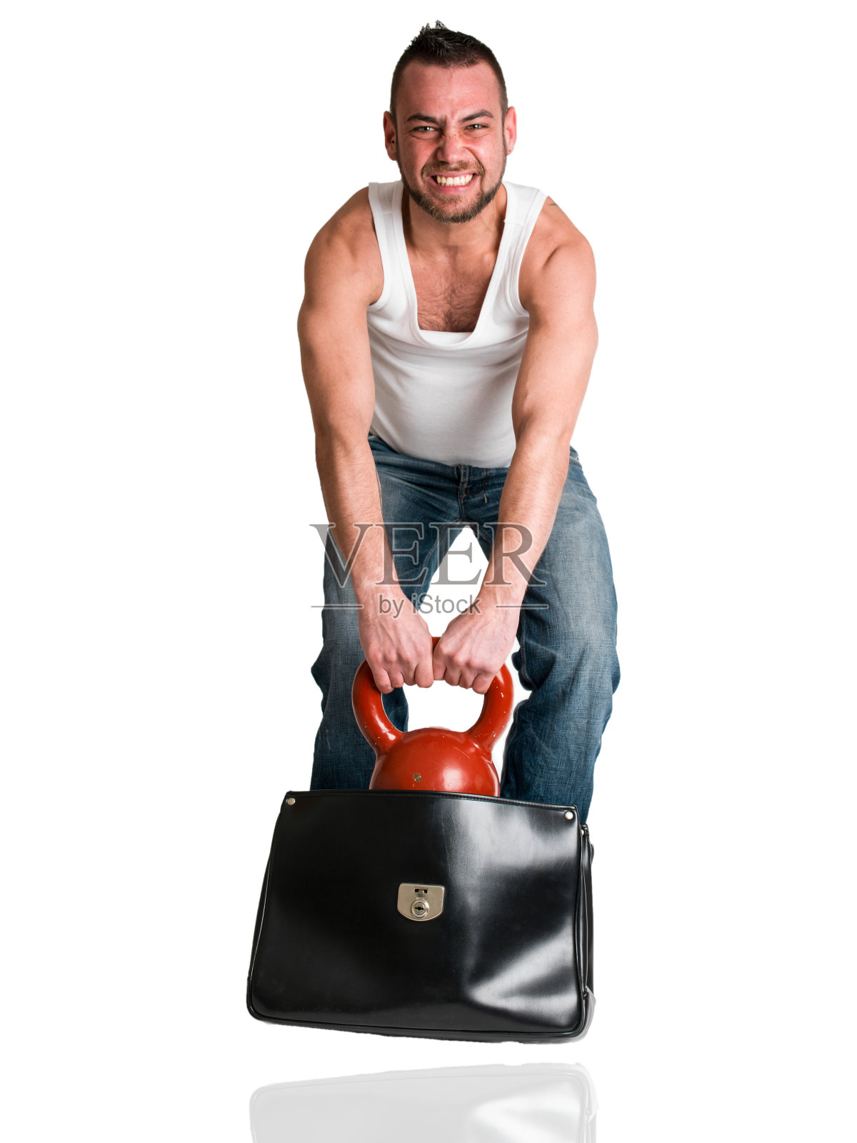 白人青年拿出他的壶铃袋照片摄影图片