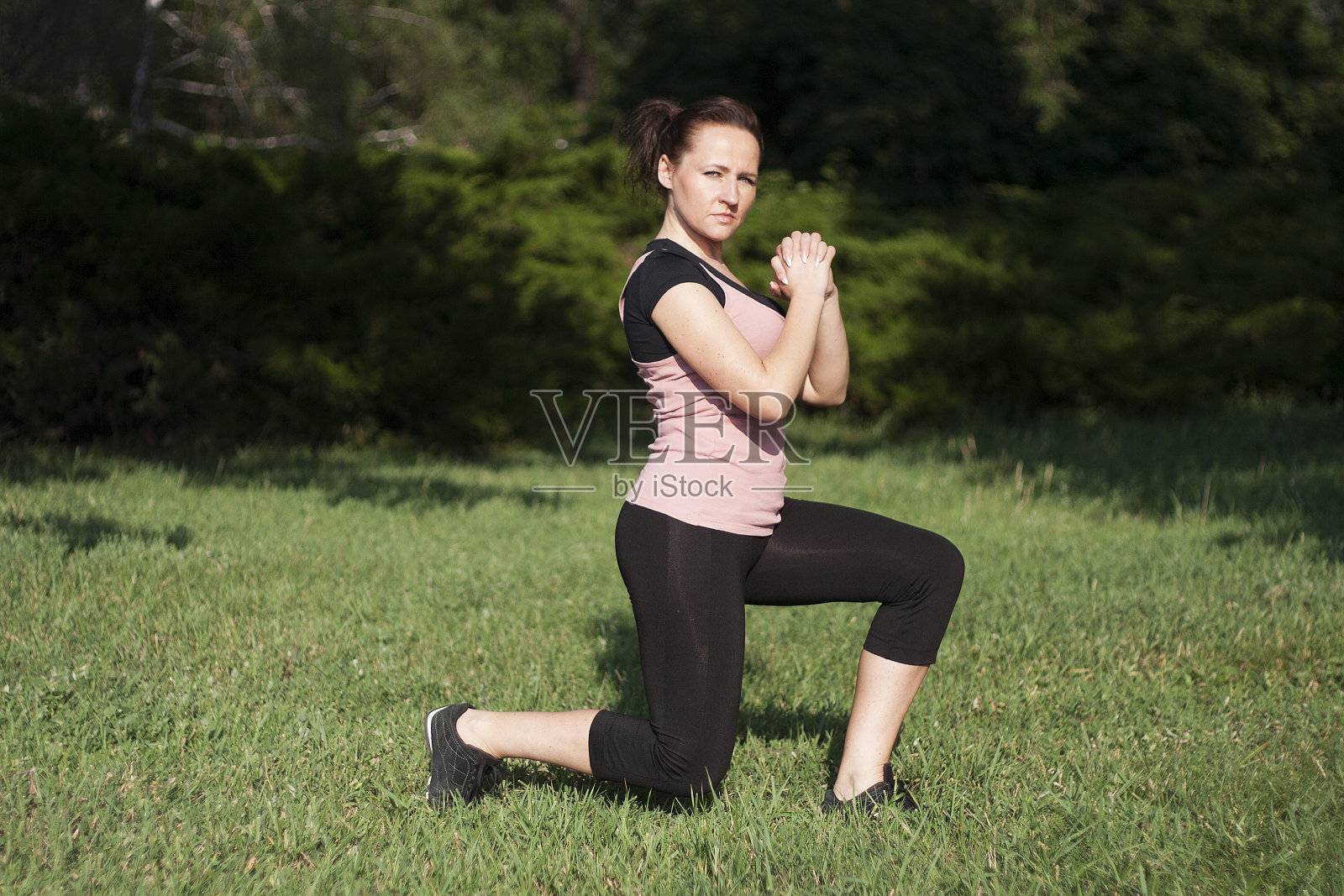 年轻女子在户外健身照片摄影图片