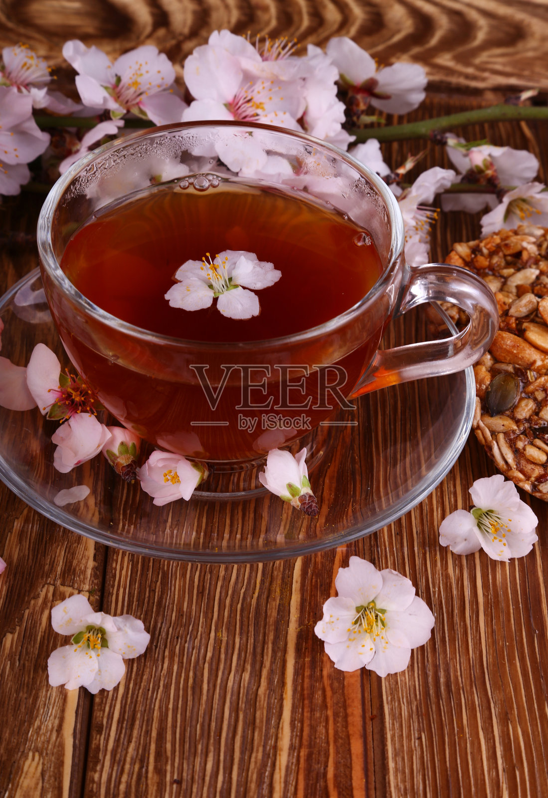 茶和一枝樱花在木头上照片摄影图片