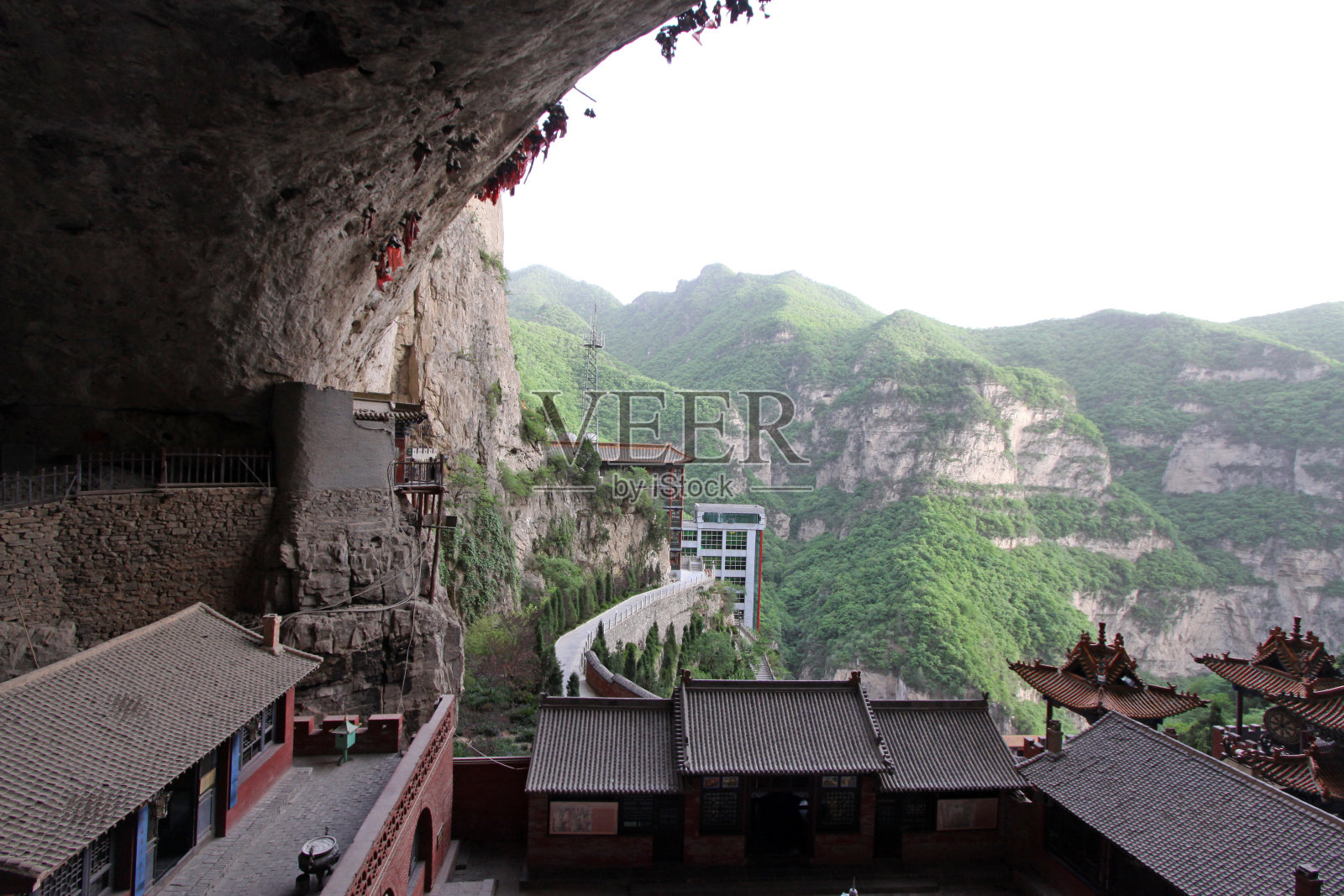 寺院建筑景观在山腰上，在景区内，照片摄影图片