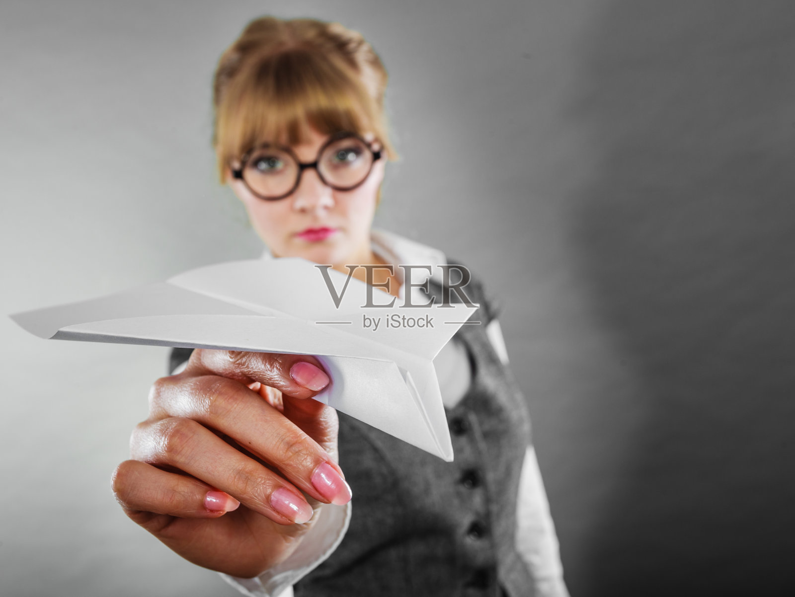 飞行恐惧。手里拿着飞机的女人。照片摄影图片