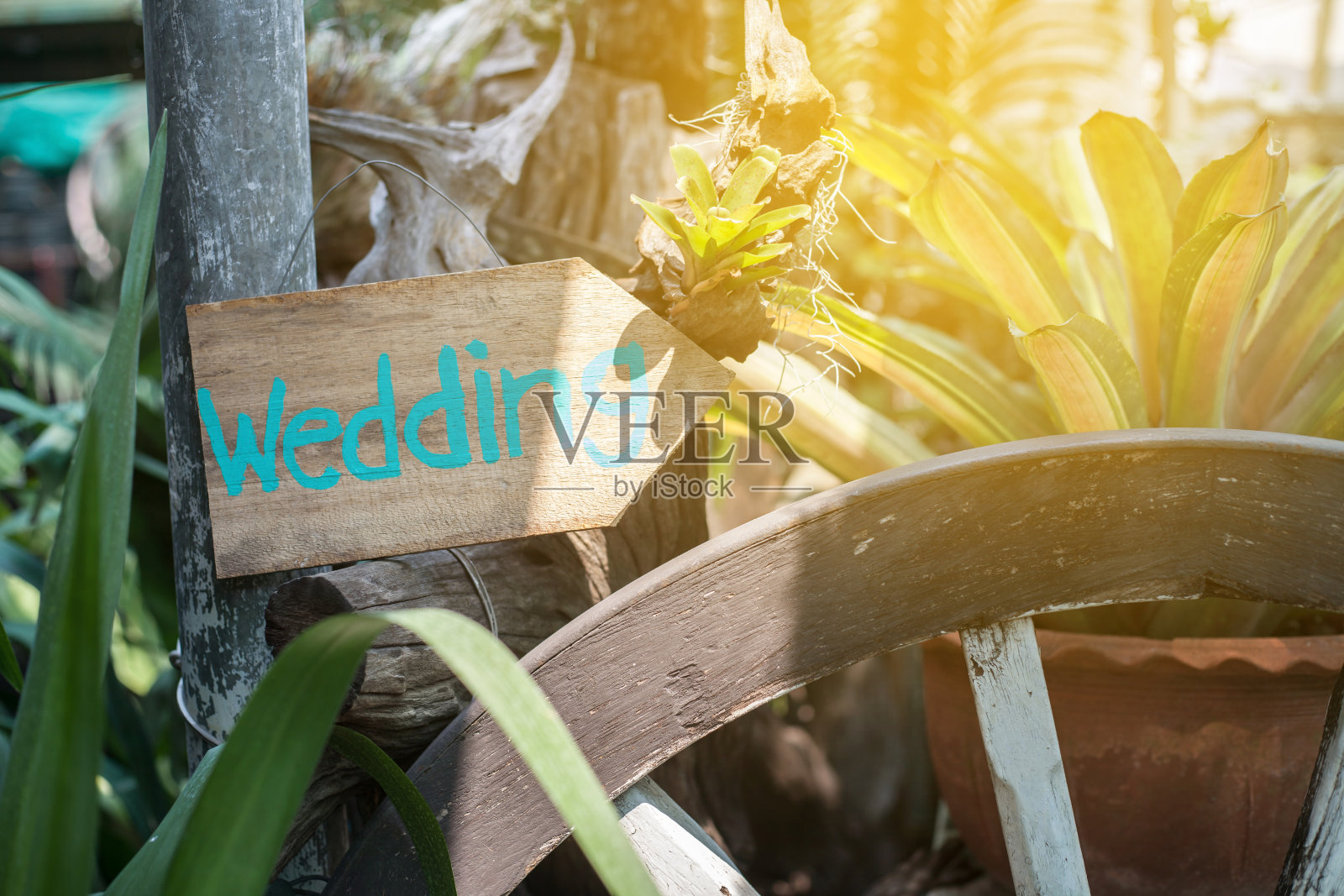 木牌上有漆婚题词。木质手工制作的婚礼装饰桌。照片摄影图片