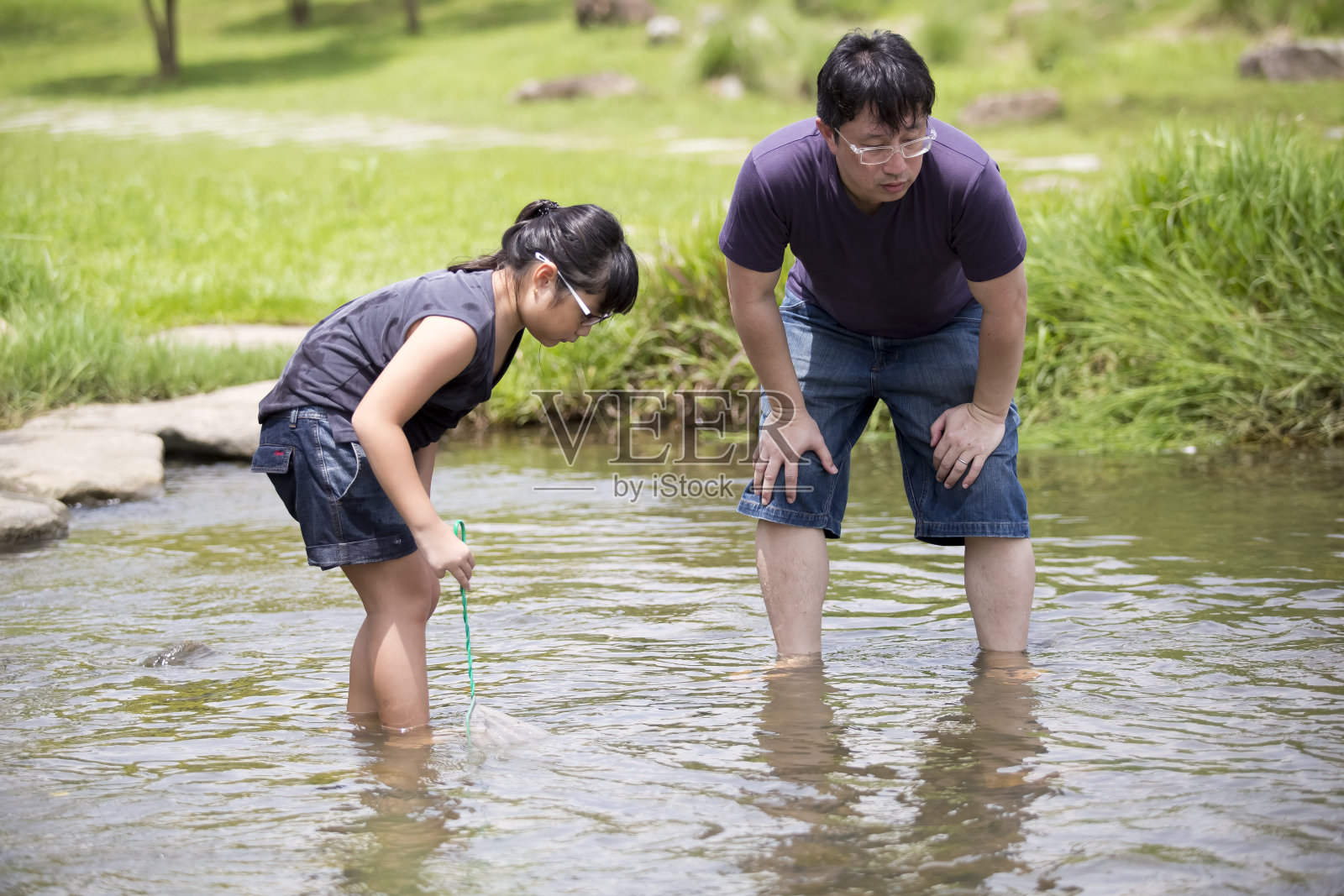 年轻的亚洲父亲和女儿在河边亲密相处照片摄影图片