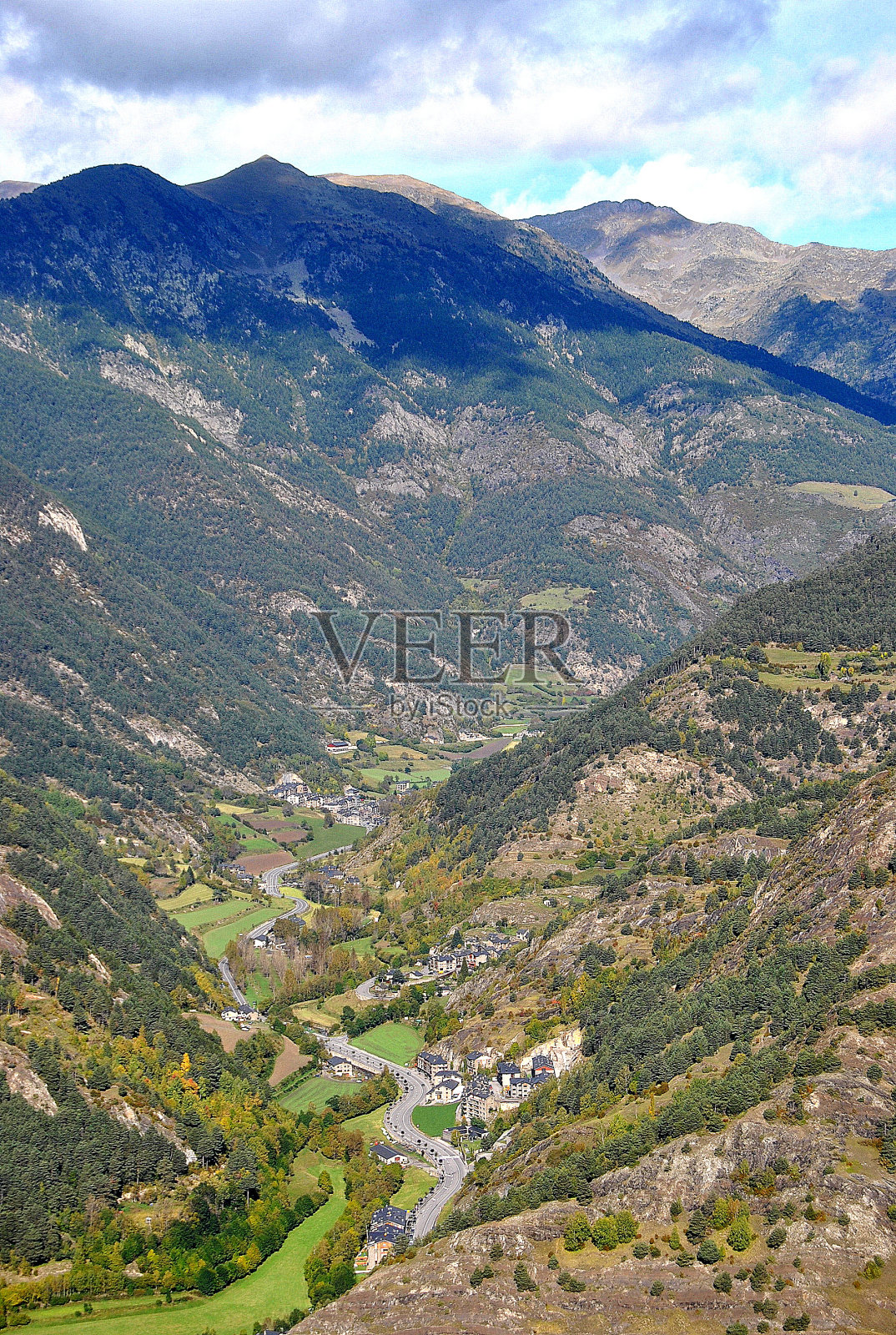 在一个阳光明媚的日子里，安道尔一个小镇的迷人景色照片摄影图片