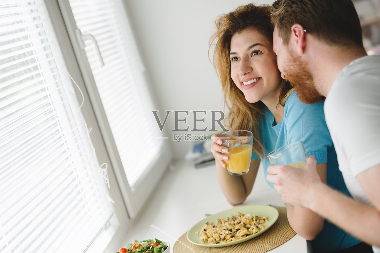浪漫的情侣在家里吃早餐照片摄影图片