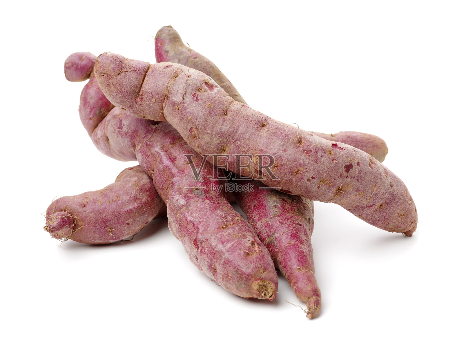 白色背景上的紫色甘薯照片摄影图片