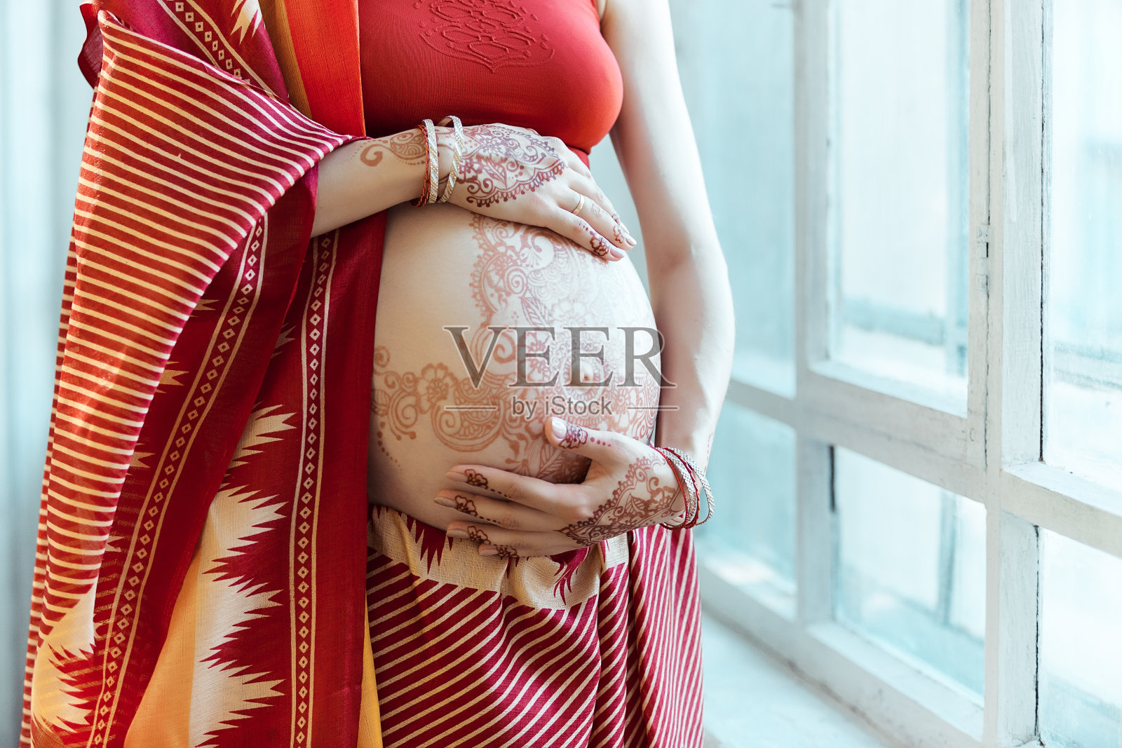 孕妇的肚子上有指甲花纹身照片摄影图片