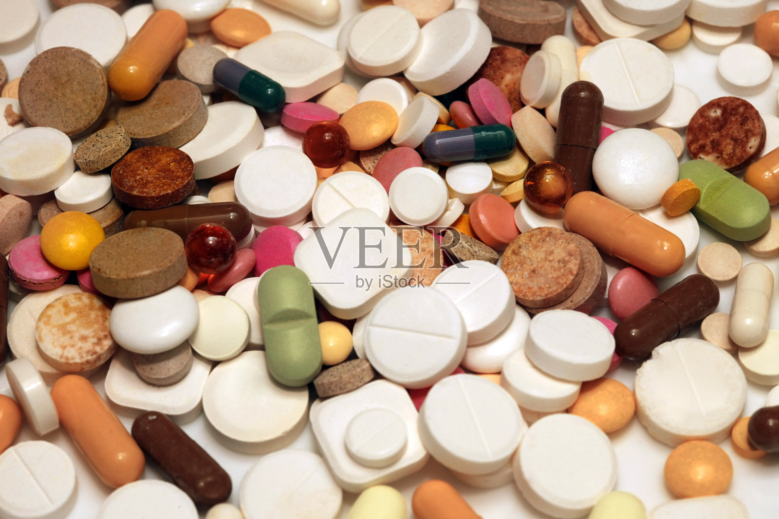 各种彩色药丸和胶囊在白色背景近距离，水平，选择性聚焦，医学概念照片摄影图片