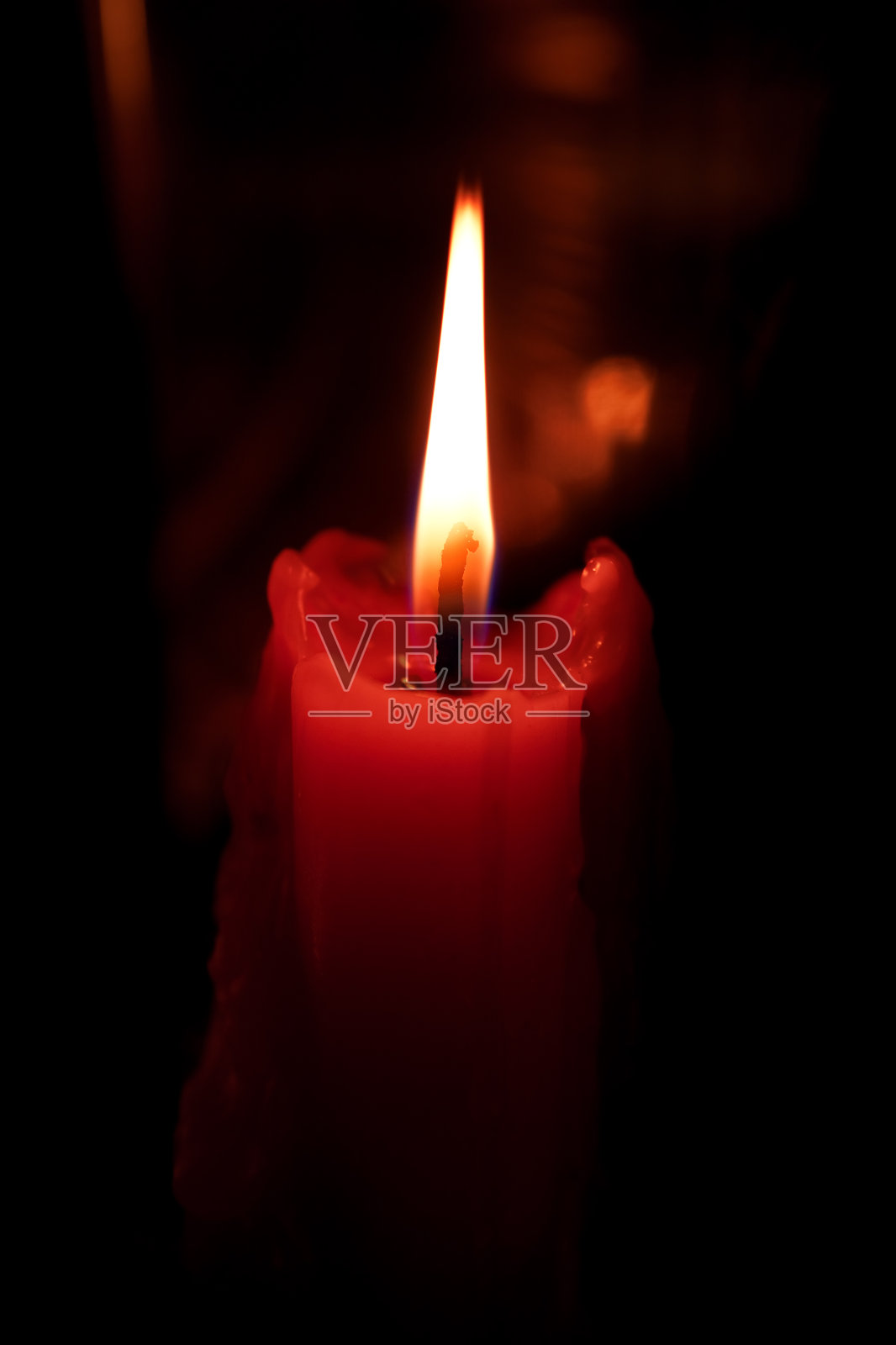 在黑暗中点燃蜡烛照片摄影图片