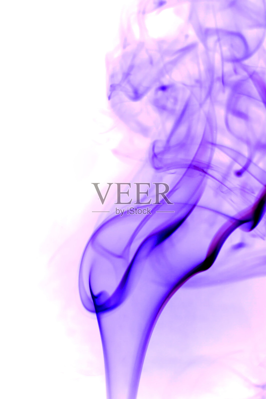 白色背景上的紫色烟雾。照片摄影图片