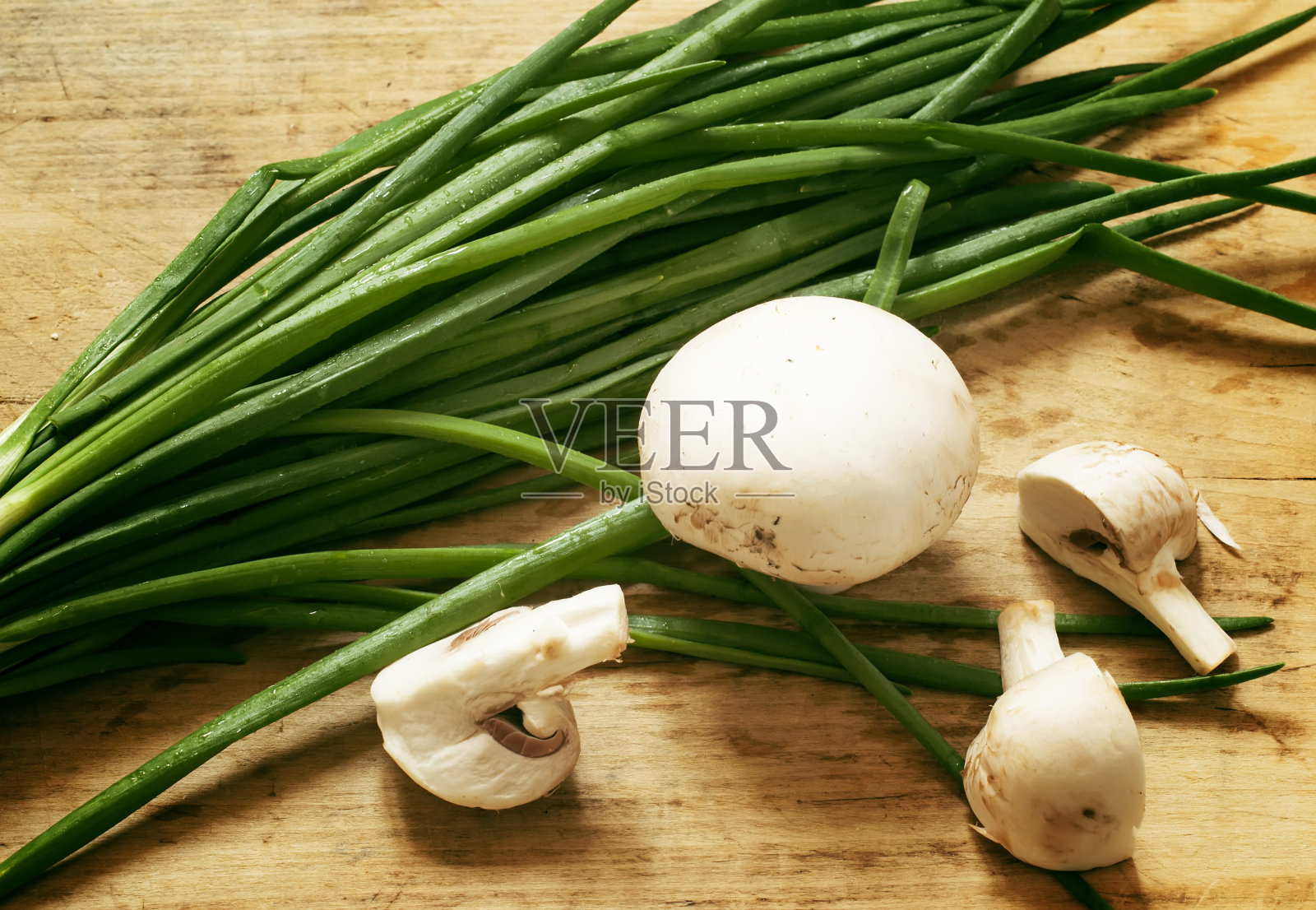 新鲜的蘑菇放在木板上照片摄影图片