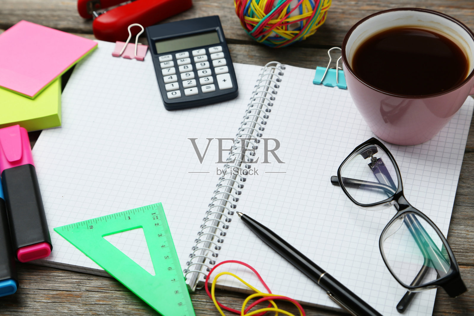 咖啡和办公用品的灰色木质背景照片摄影图片