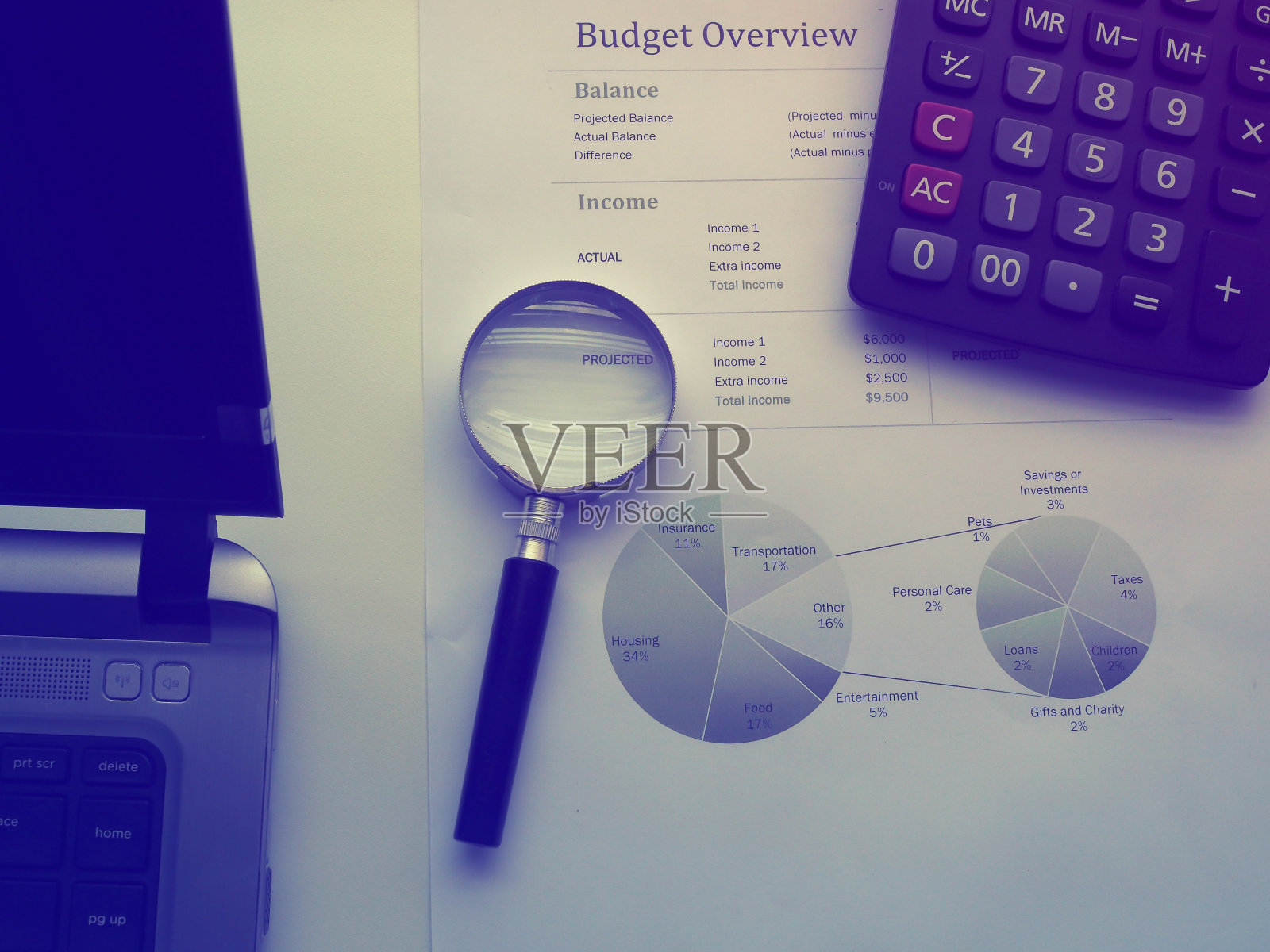 工作场所概念:放大镜和预算分析报告照片摄影图片