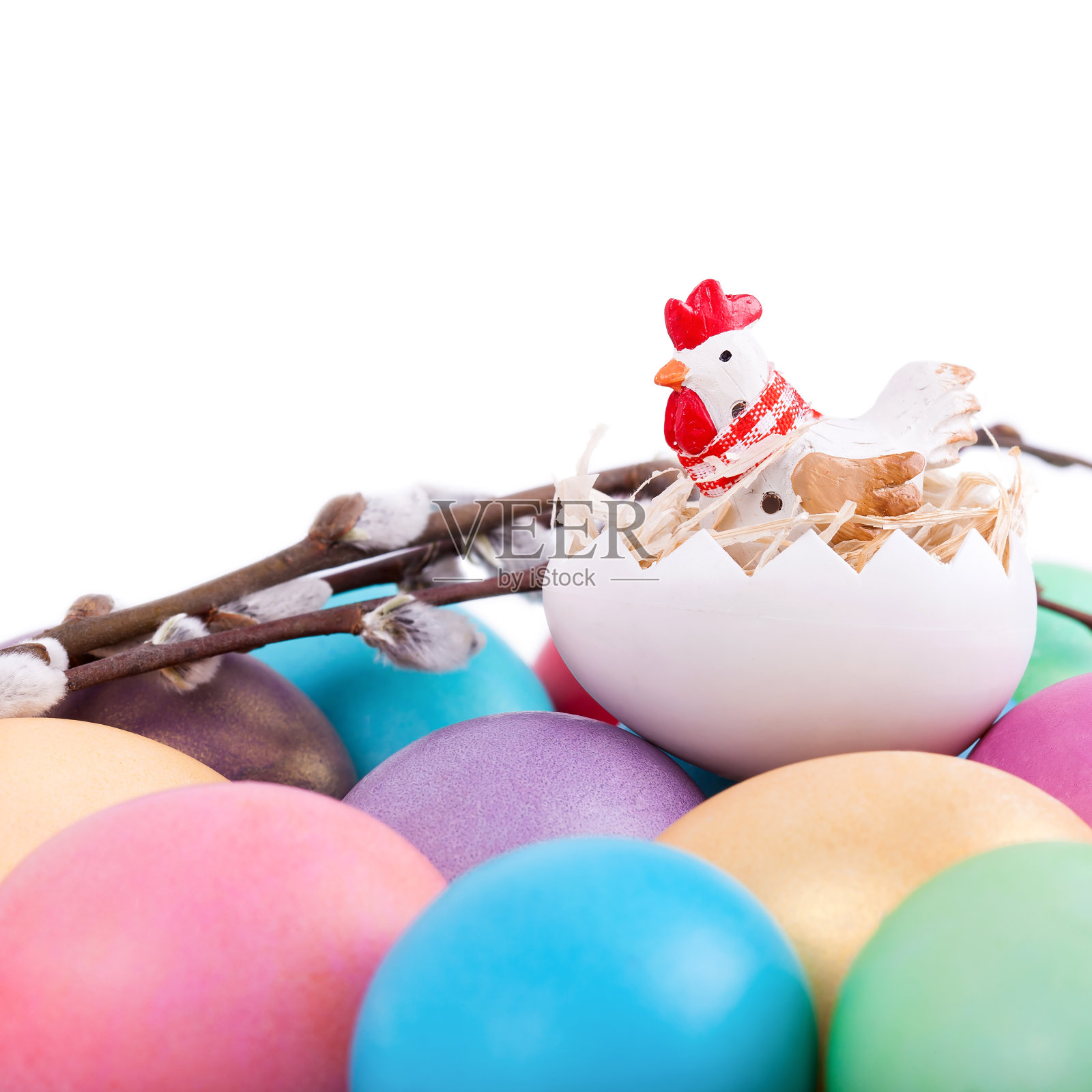 在复活节蛋上的小鸡玩具照片摄影图片