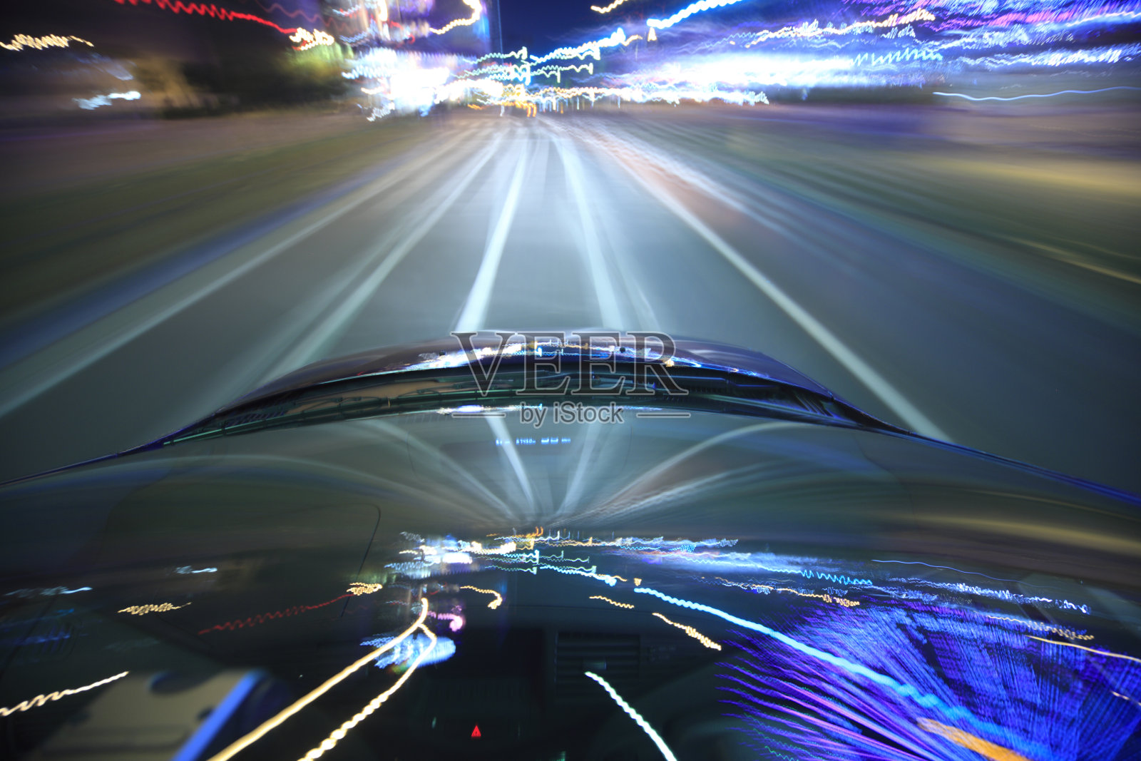 高速行驶的汽车在夜间运动模糊照片摄影图片