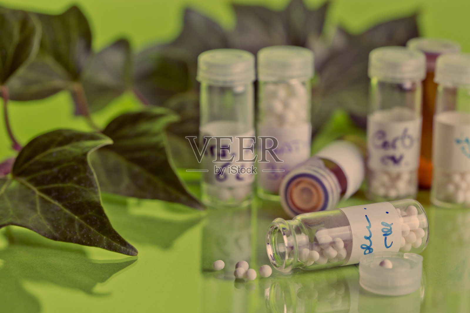 顺势疗法的瓶子和药片照片摄影图片