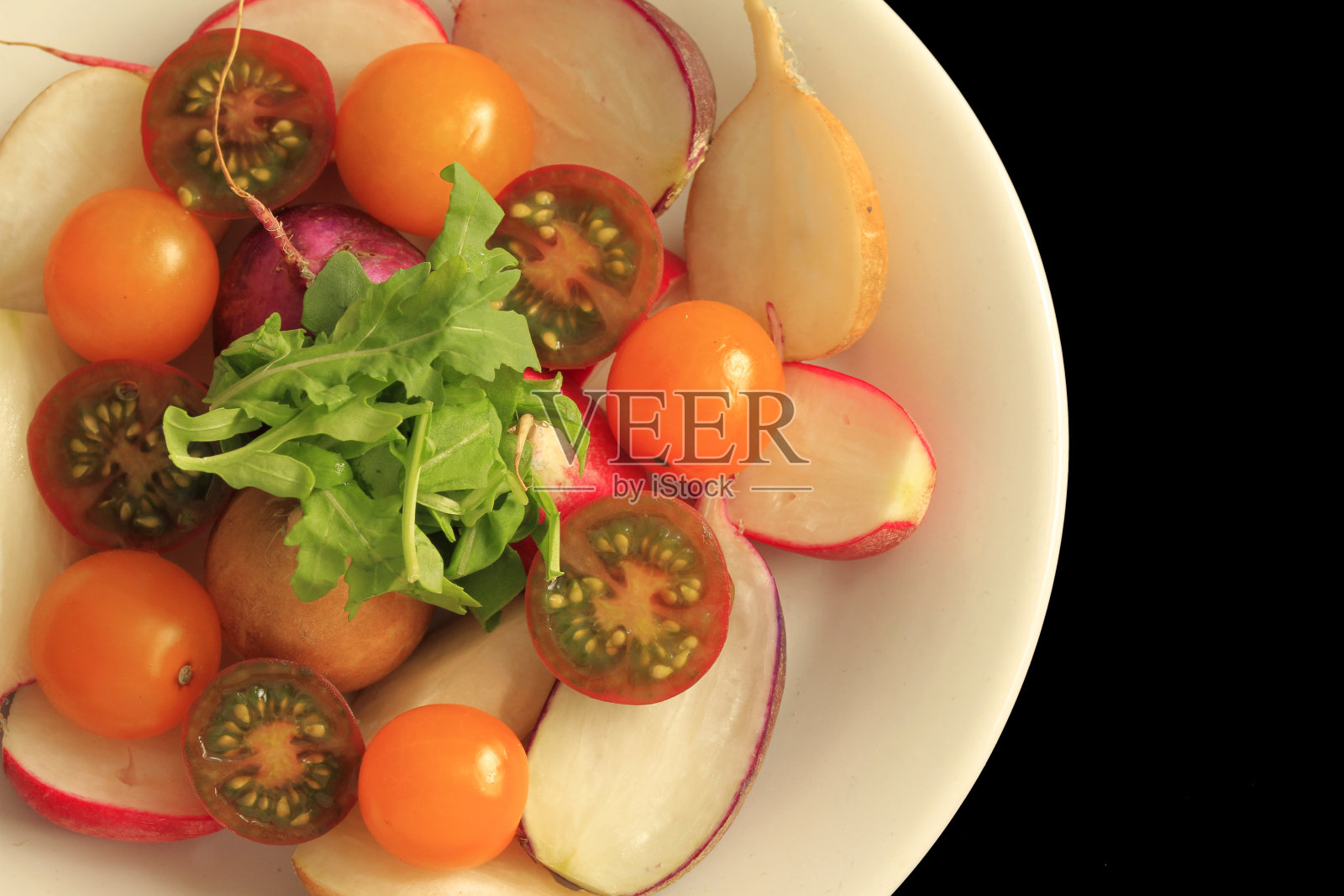 西红柿，萝卜，芝麻菜沙拉照片摄影图片
