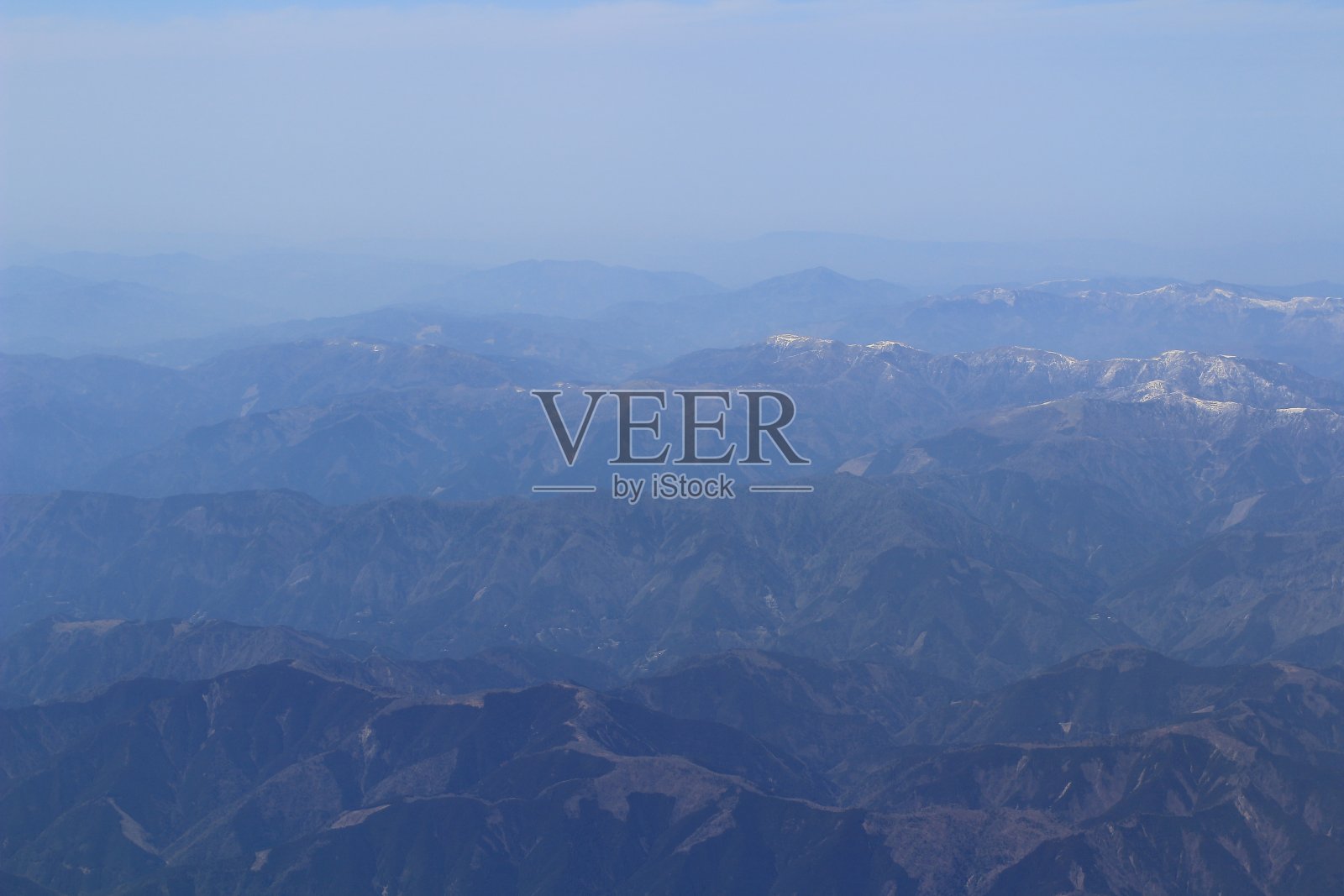 鸟瞰图的城市通过飞机窗口照片摄影图片