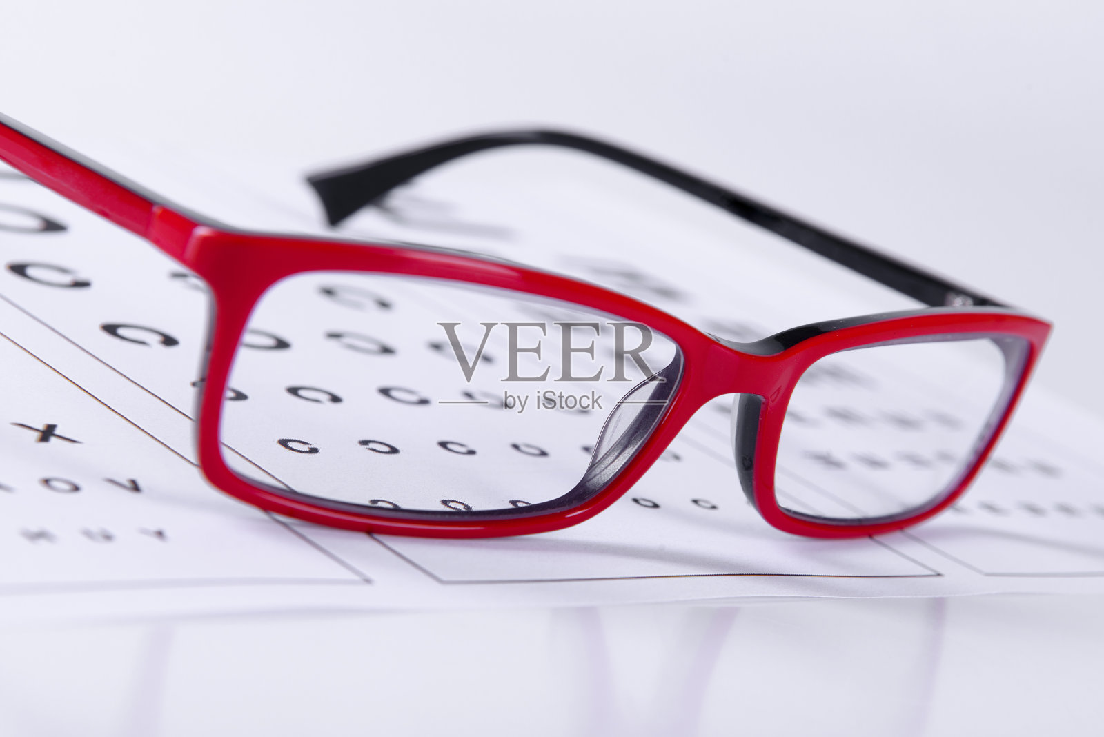 眼镜和视力表照片摄影图片
