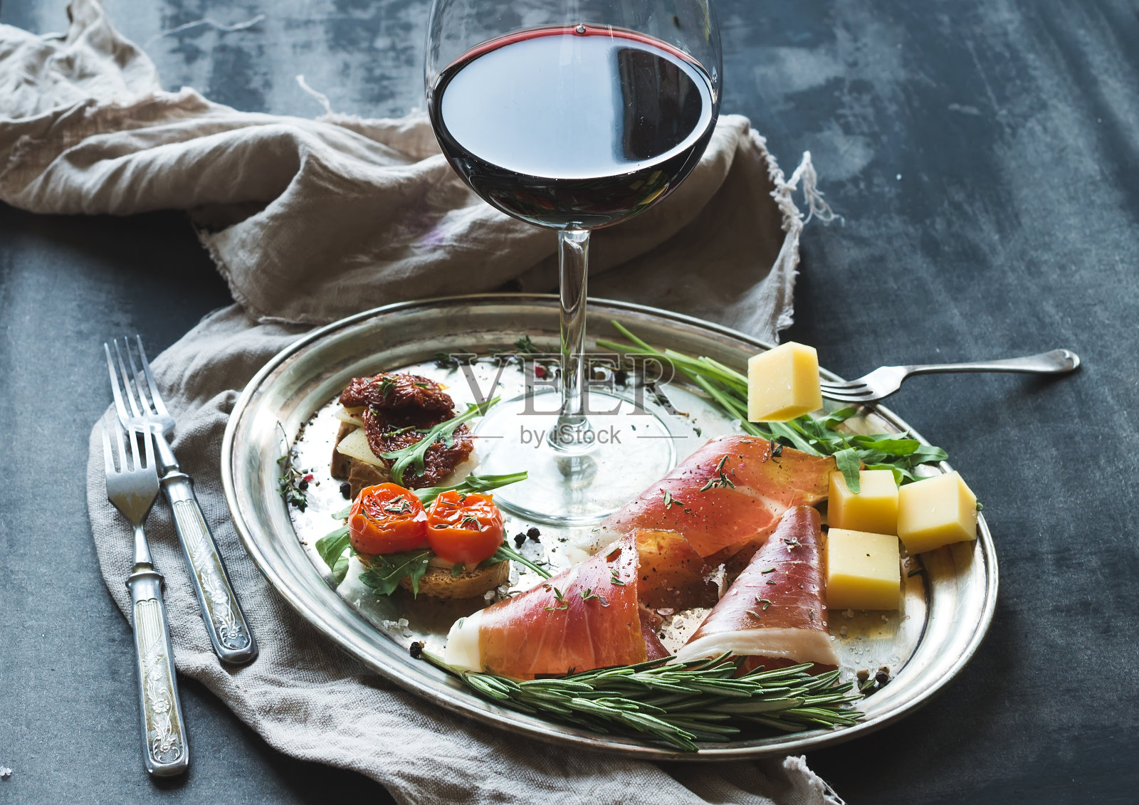 葡萄酒开胃菜组合，红酒杯、复古餐具、意式烤面包照片摄影图片