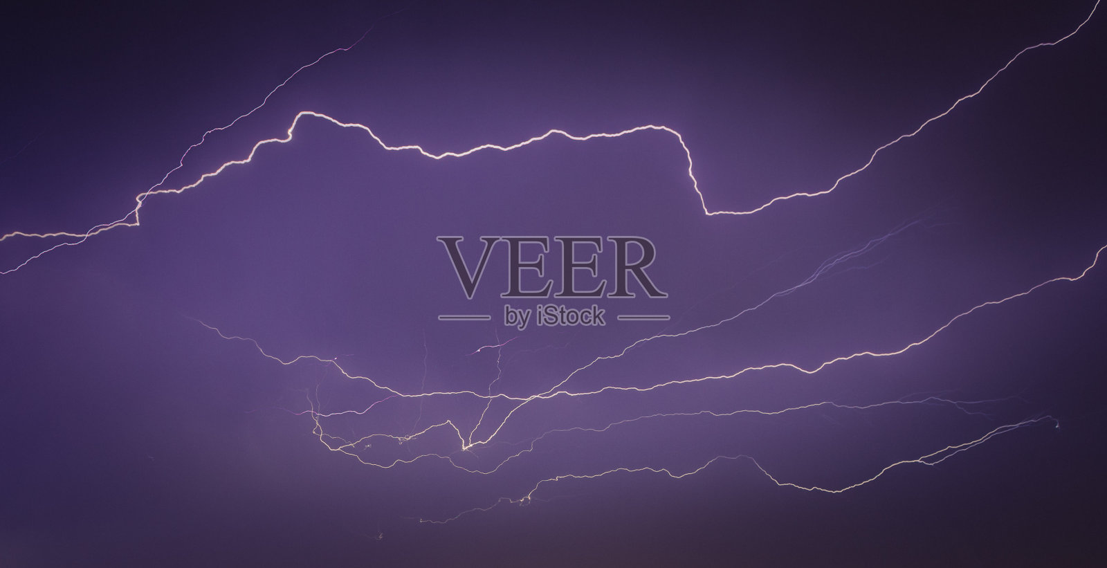 戏剧性的城市闪电，夜间城市景观与强烈的闪电，在黑暗的暴风雨之夜，戏剧性的天空，严重的闪电风暴与雨在夜晚城市建筑照片摄影图片