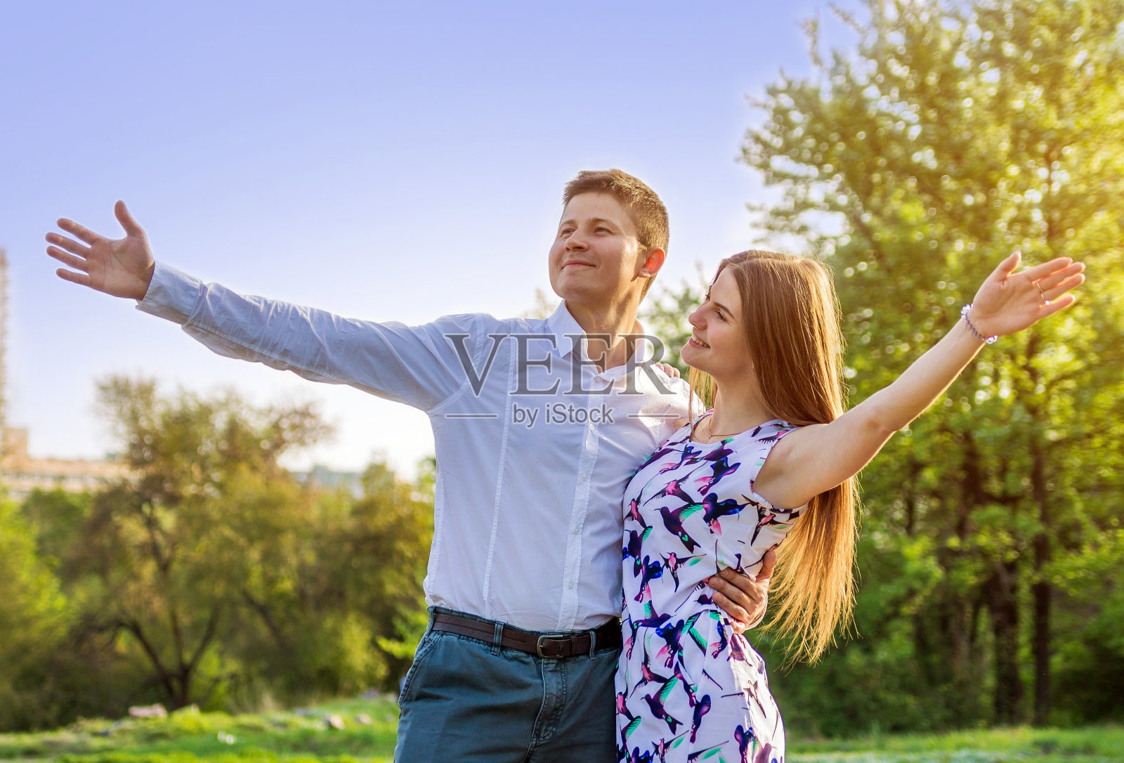 年轻情侣在花园里的画像照片摄影图片