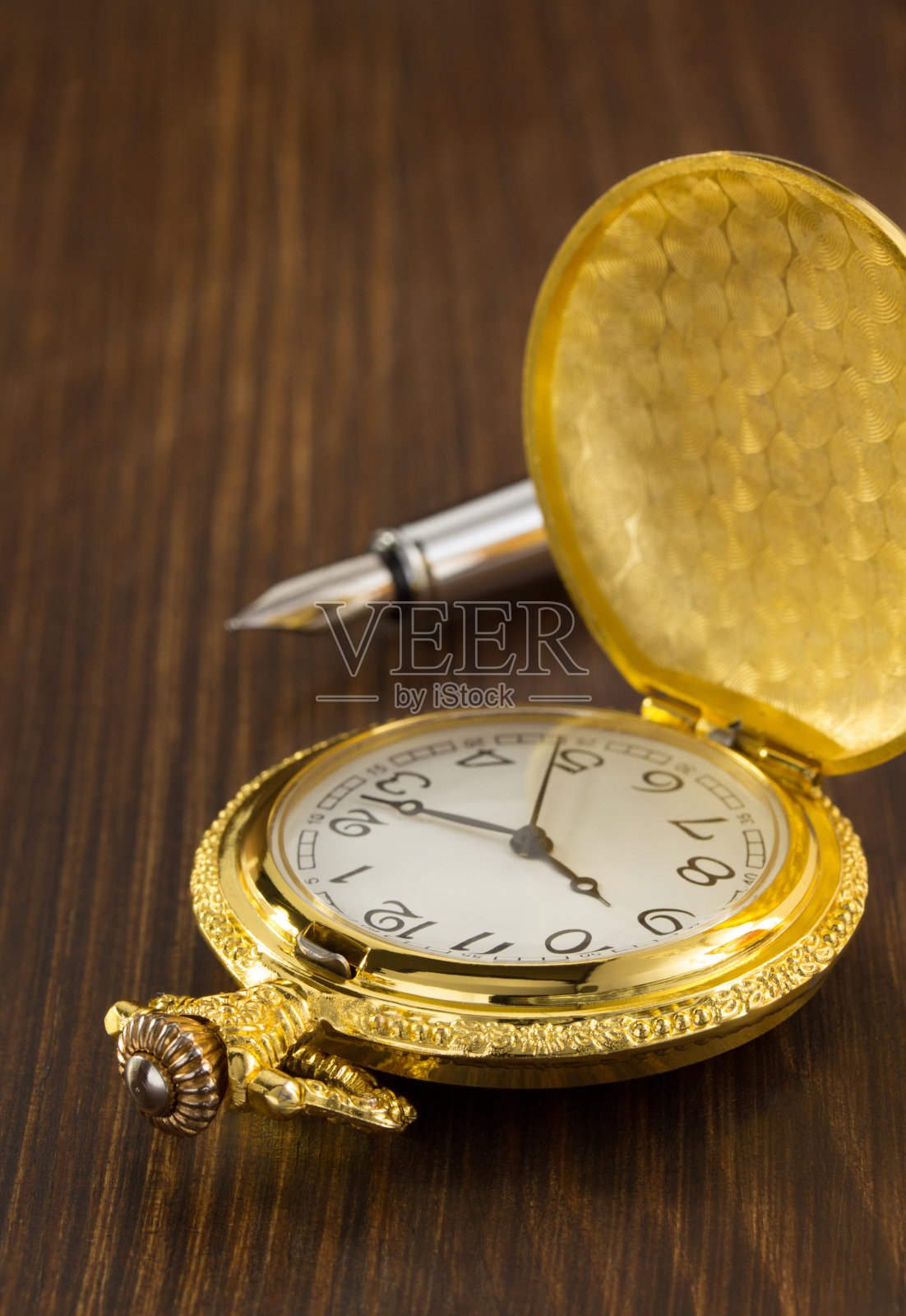 木头上的旧怀表照片摄影图片