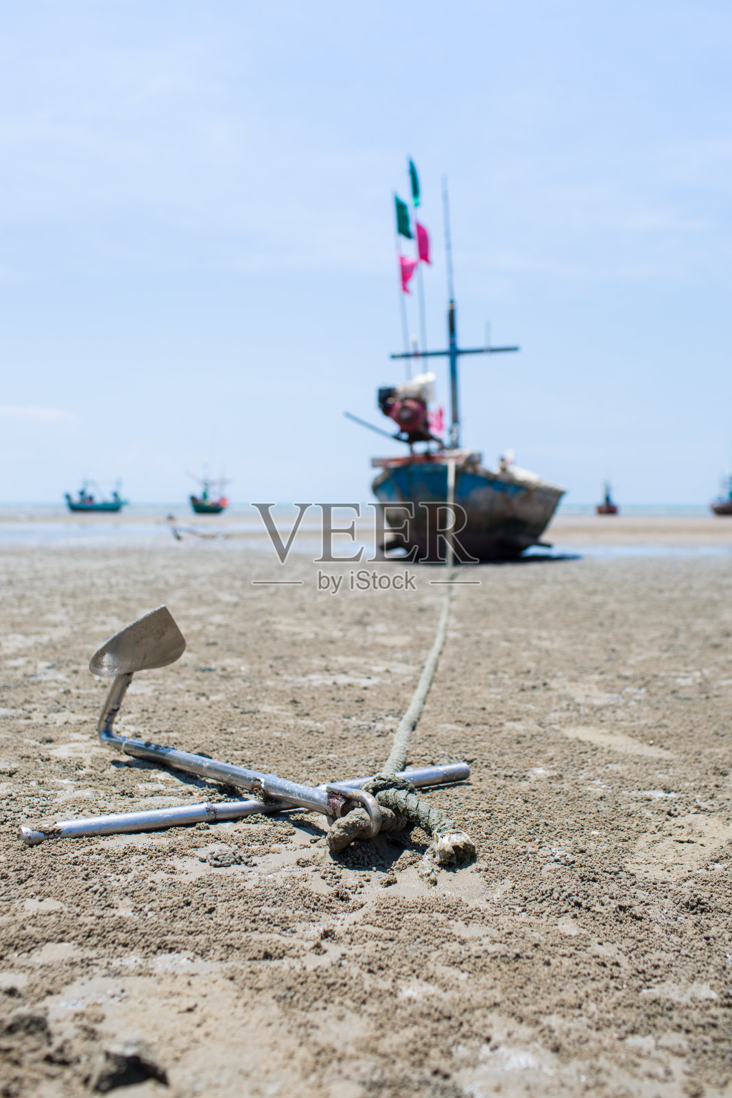 一艘泰国小渔船抛锚照片摄影图片