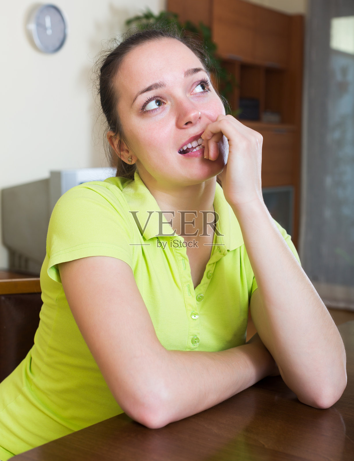 担心的雌性咬倒刺指甲照片摄影图片