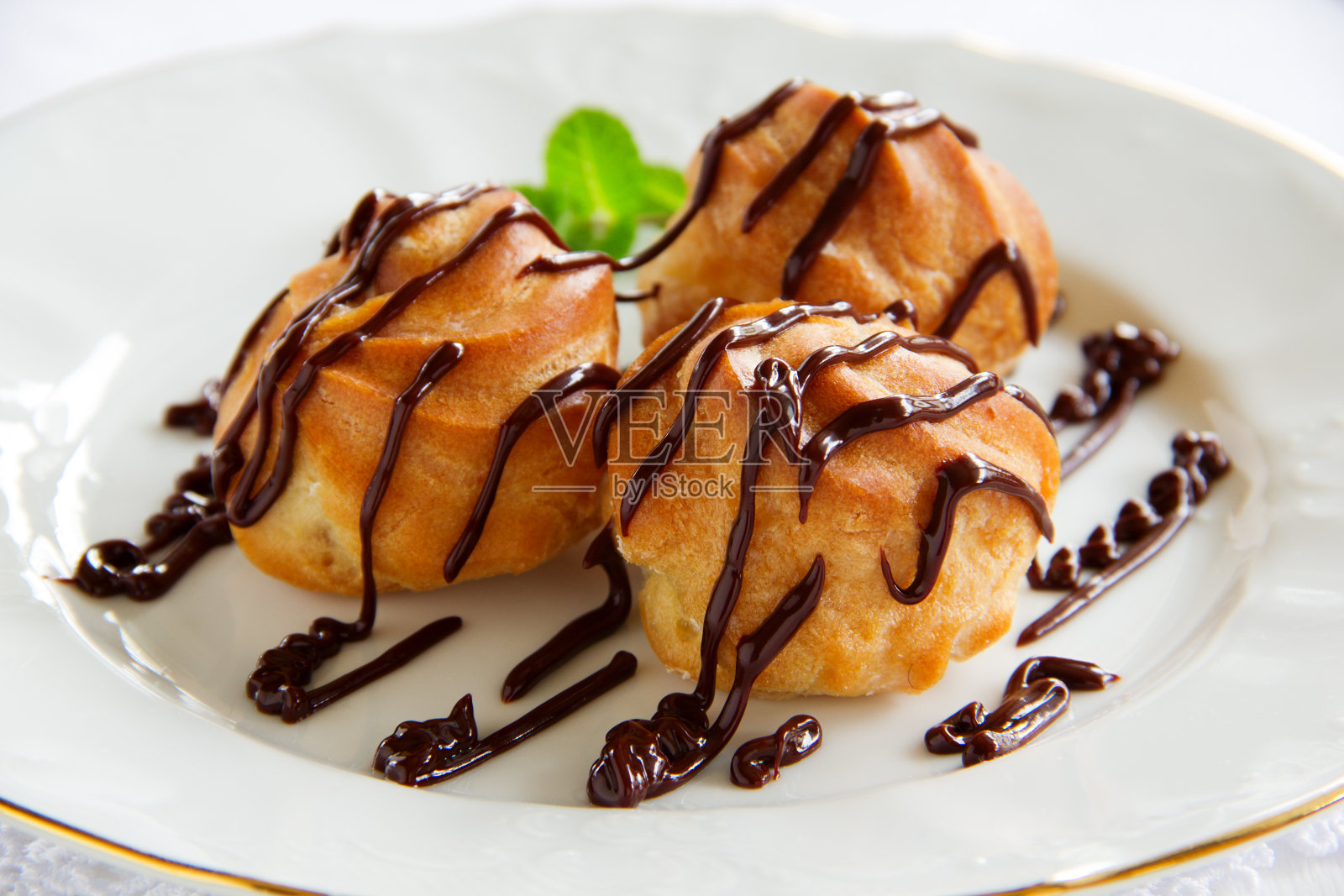 奶油巧克力卷。照片摄影图片