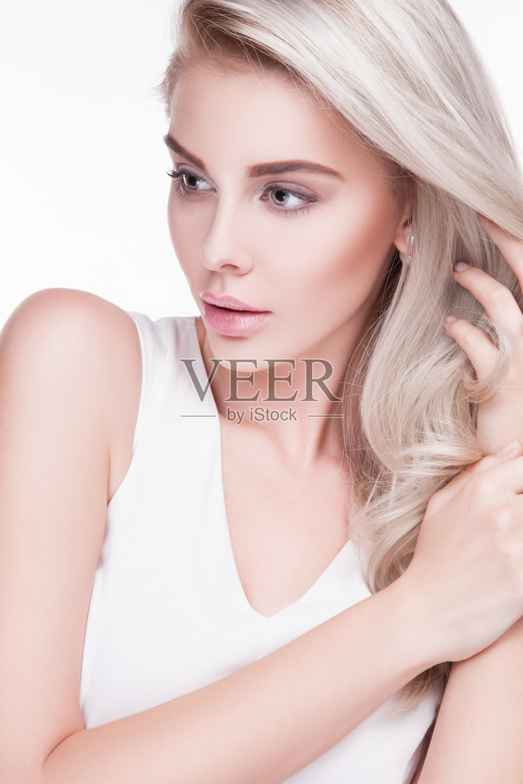 拥有完美肌肤的年轻女子照片摄影图片