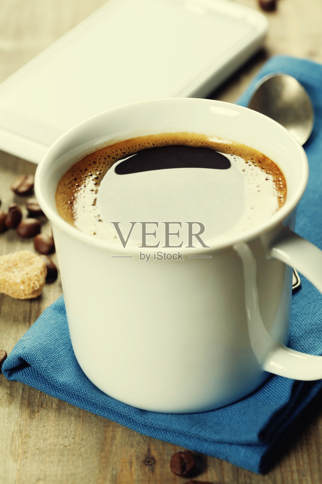 一杯咖啡与数码平板电脑和智能手机照片摄影图片