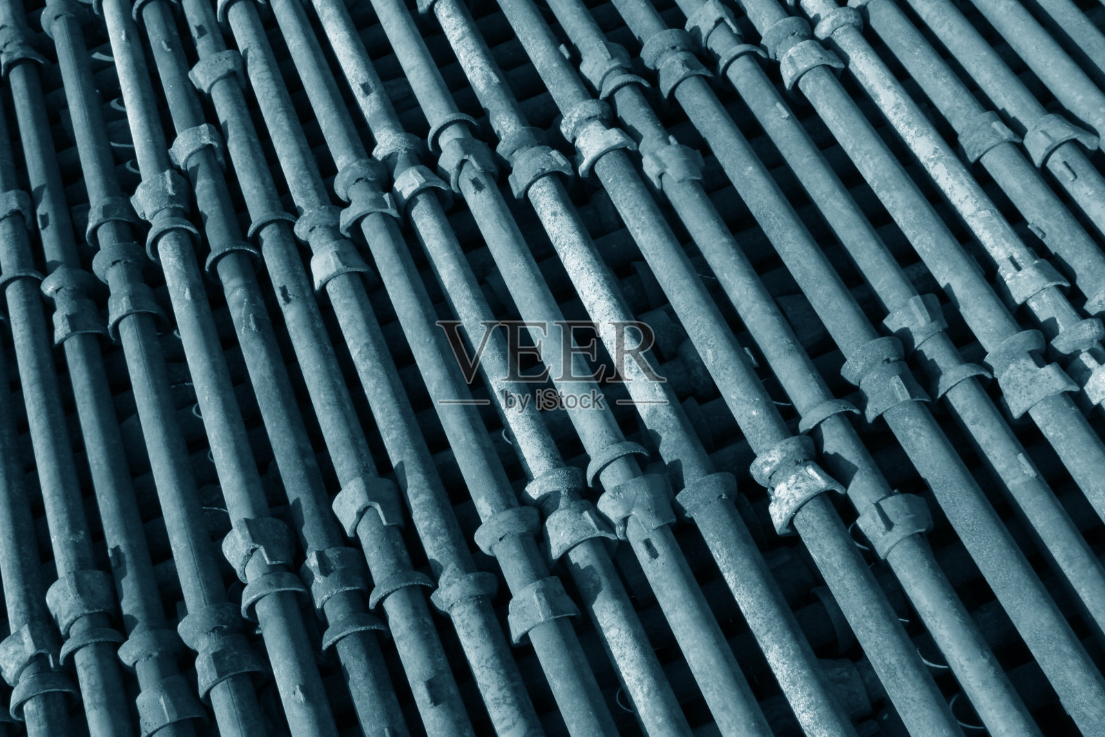 施工现场的钢管构件照片摄影图片