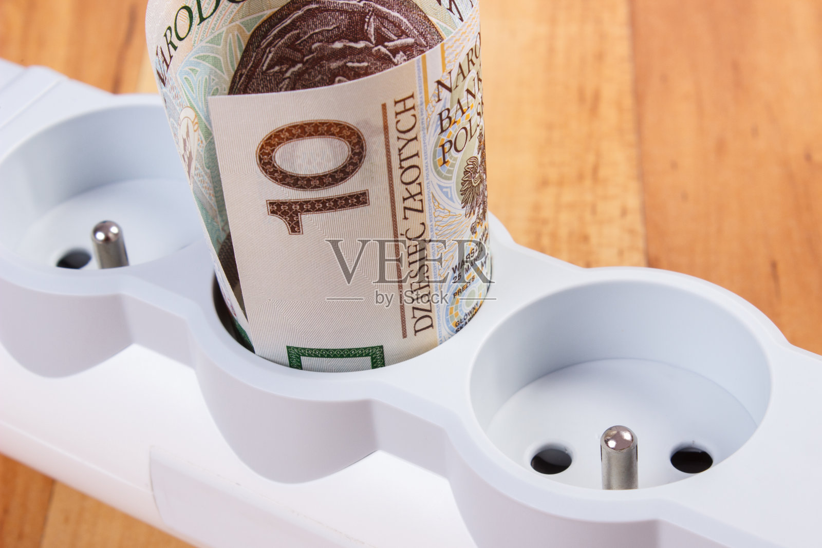 电力延伸和波兰币钱，能源成本照片摄影图片