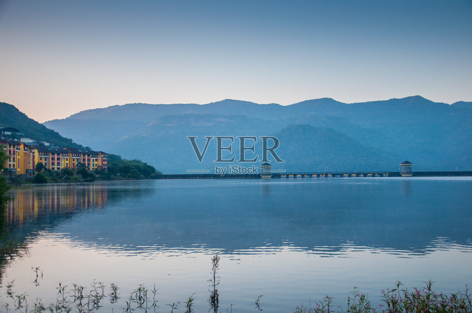 拉瓦萨连接桥:蓝色光辉照片摄影图片