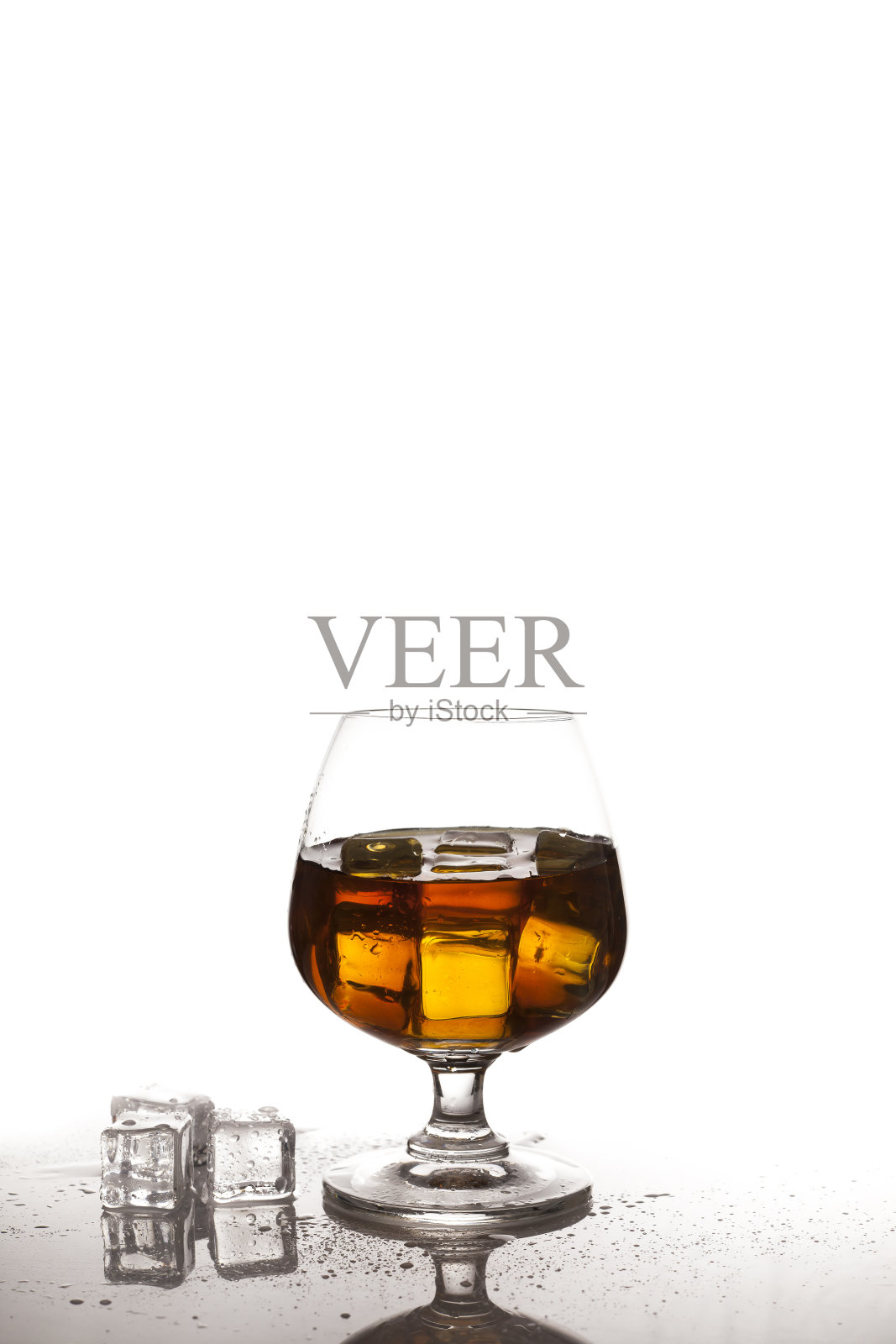 白色背景上加冰的苏格兰威士忌照片摄影图片