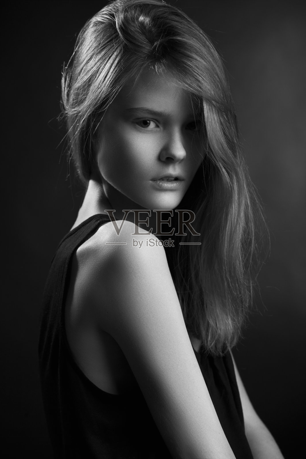 看相机的漂亮女人照片摄影图片