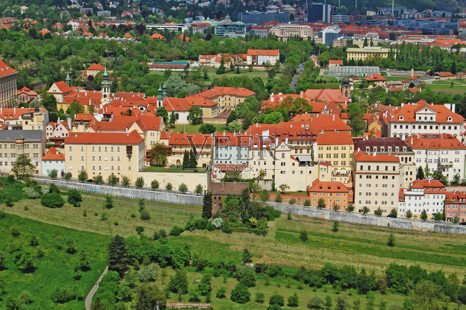 布拉格。春天。Beroun山丘。捷克共和国。照片摄影图片