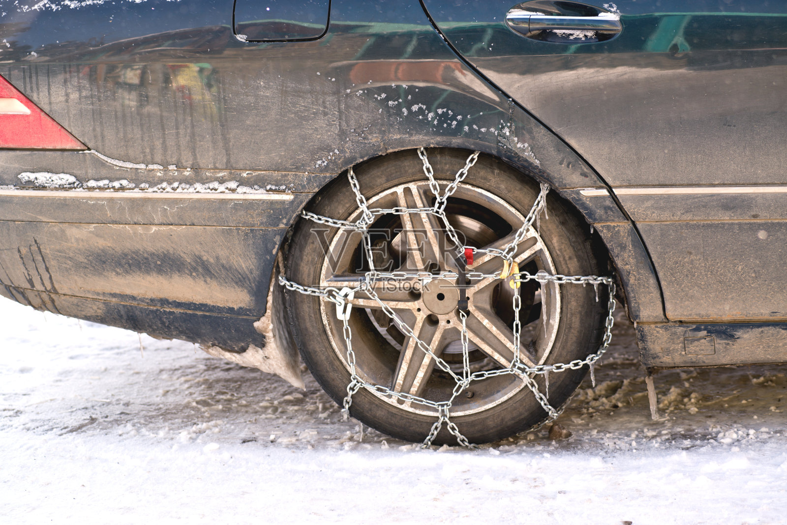 停车场里的车被雪覆盖了照片摄影图片
